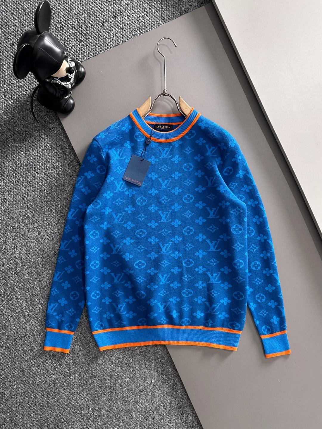 lv 2025秋冬新款羊毛毛衣 高品质意大利进口羊毛混纺面料，高密度针织，时尚百搭毛衣，帅气十足。经典L