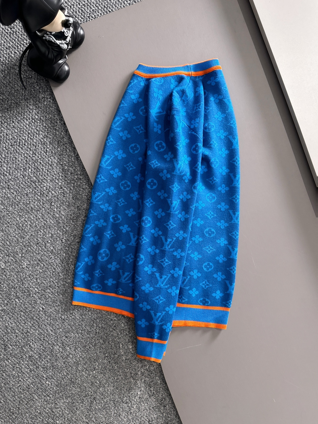 lv 2025秋冬新款羊毛毛衣 高品质意大利进口羊毛混纺面料，高密度针织，时尚百搭毛衣，帅气十足。经典L