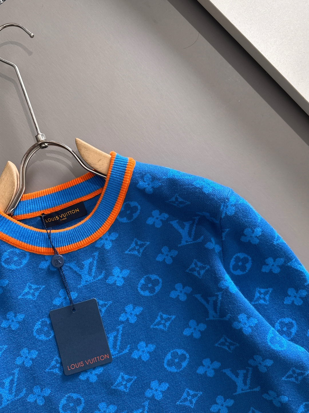 lv 2025秋冬新款羊毛毛衣 高品质意大利进口羊毛混纺面料，高密度针织，时尚百搭毛衣，帅气十足。经典L