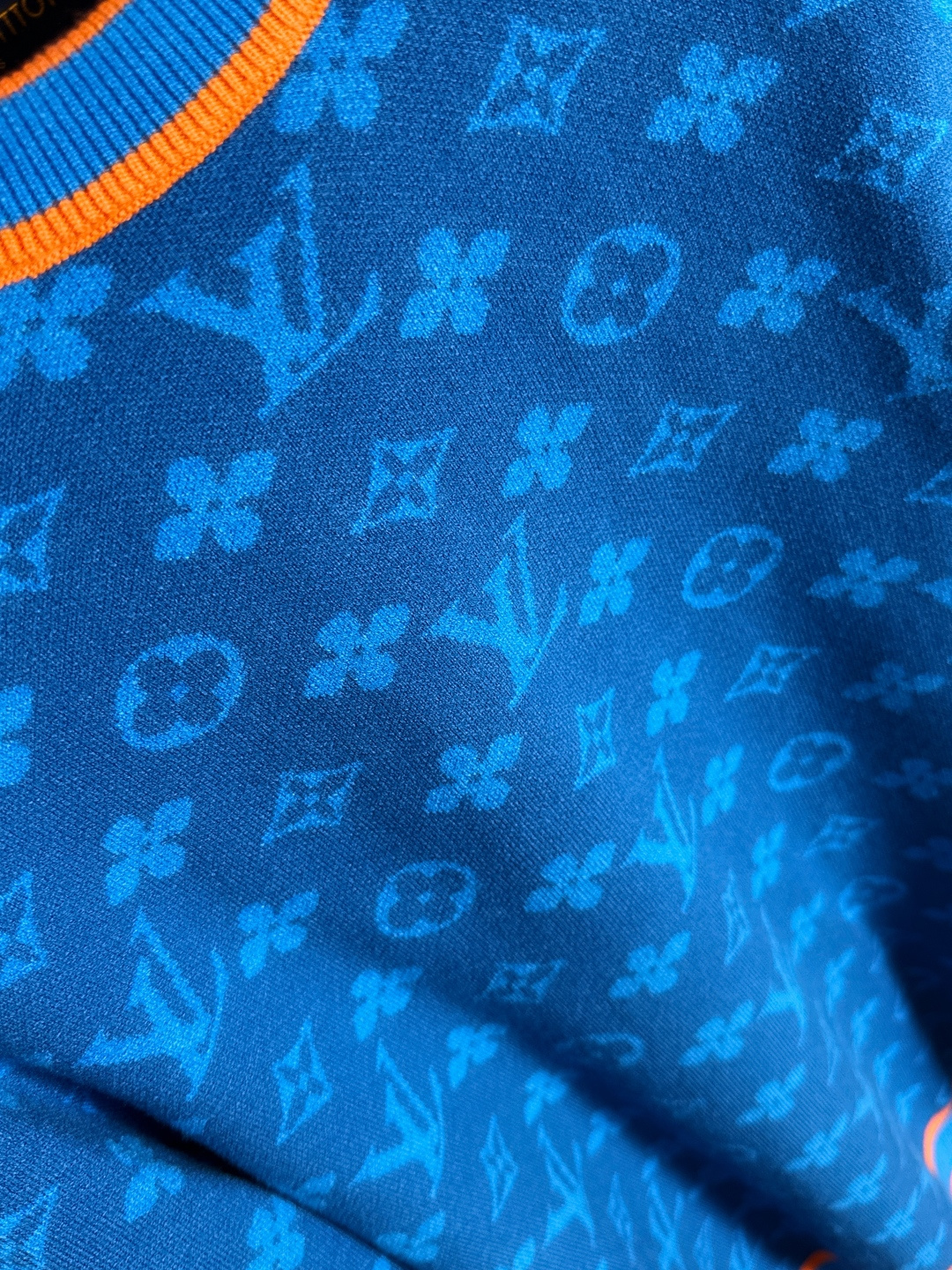 lv 2025秋冬新款羊毛毛衣 高品质意大利进口羊毛混纺面料，高密度针织，时尚百搭毛衣，帅气十足。经典L