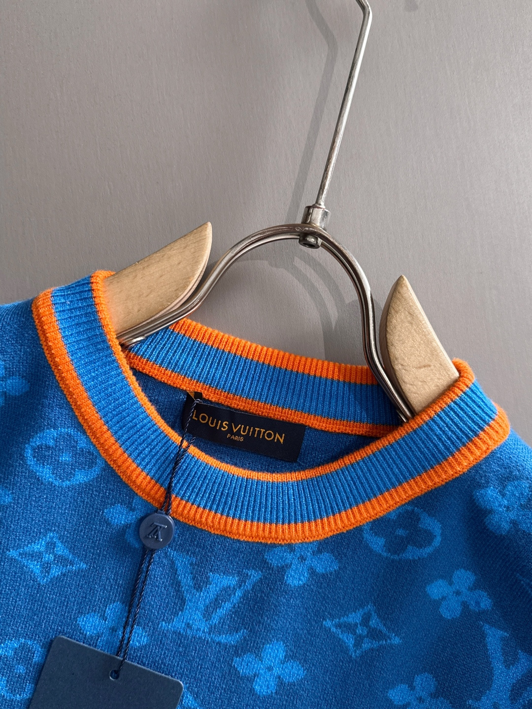 lv 2025秋冬新款羊毛毛衣 高品质意大利进口羊毛混纺面料，高密度针织，时尚百搭毛衣，帅气十足。经典L