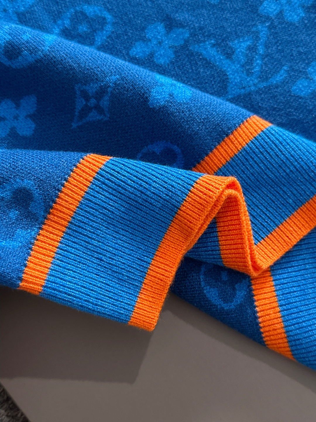 lv 2025秋冬新款羊毛毛衣 高品质意大利进口羊毛混纺面料，高密度针织，时尚百搭毛衣，帅气十足。经典L