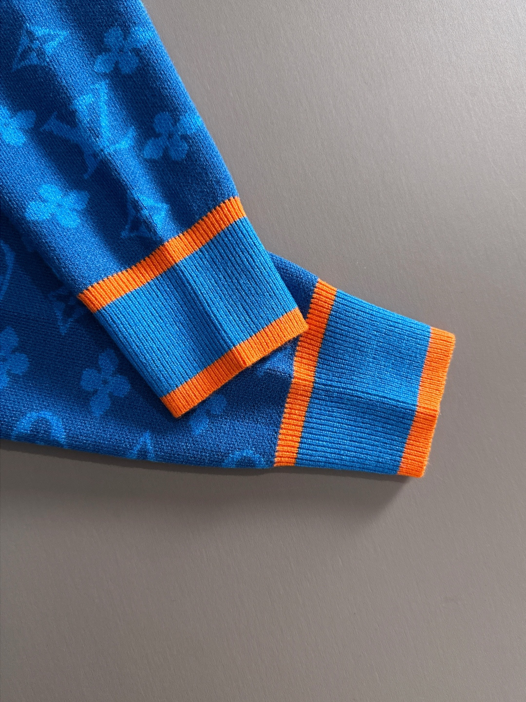 lv 2025秋冬新款羊毛毛衣 高品质意大利进口羊毛混纺面料，高密度针织，时尚百搭毛衣，帅气十足。经典L