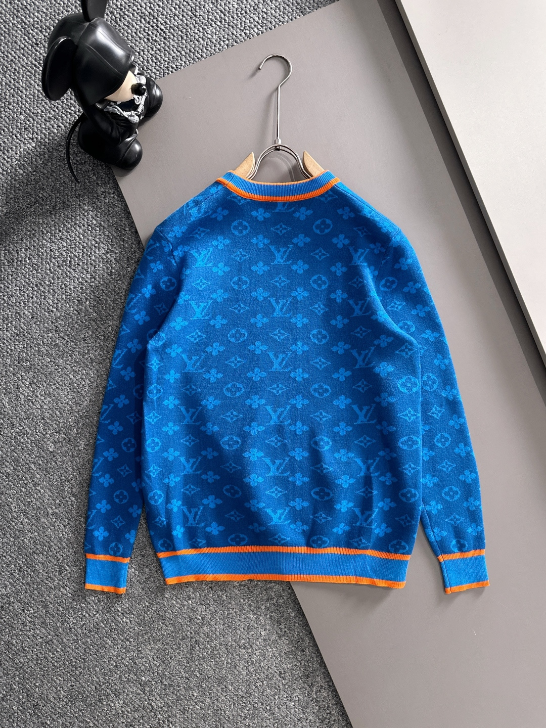 lv 2025秋冬新款羊毛毛衣 高品质意大利进口羊毛混纺面料，高密度针织，时尚百搭毛衣，帅气十足。经典L