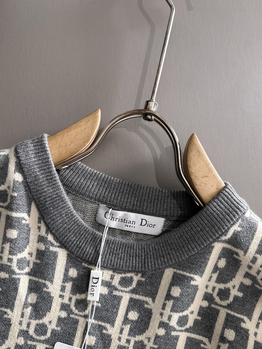 dior 2025秋冬新款羊毛毛衣 高品质意大利进口羊毛混纺面料，高密度针织，时尚百搭毛衣，帅气十足。经