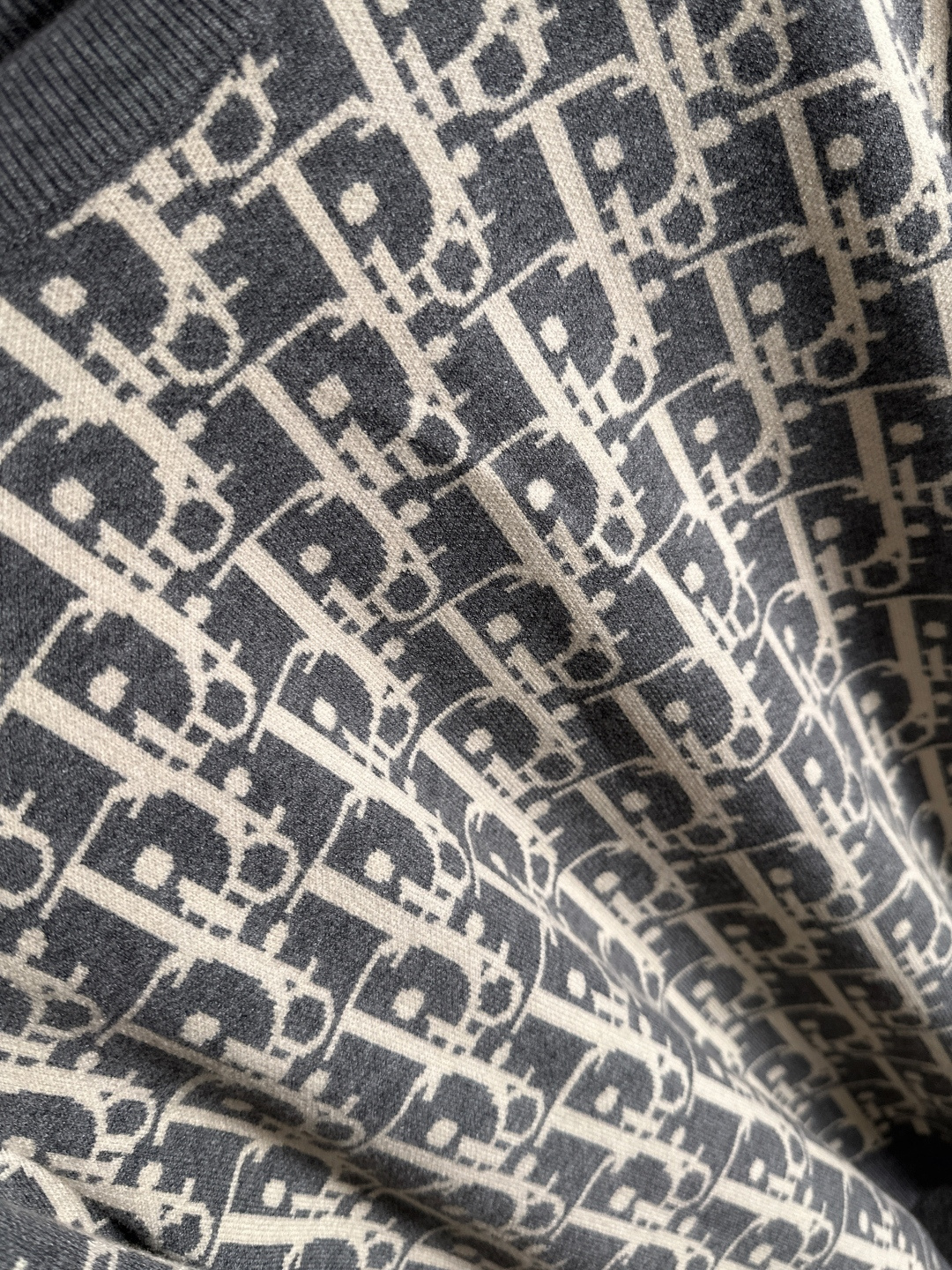 dior 2025秋冬新款羊毛毛衣 高品质意大利进口羊毛混纺面料，高密度针织，时尚百搭毛衣，帅气十足。经