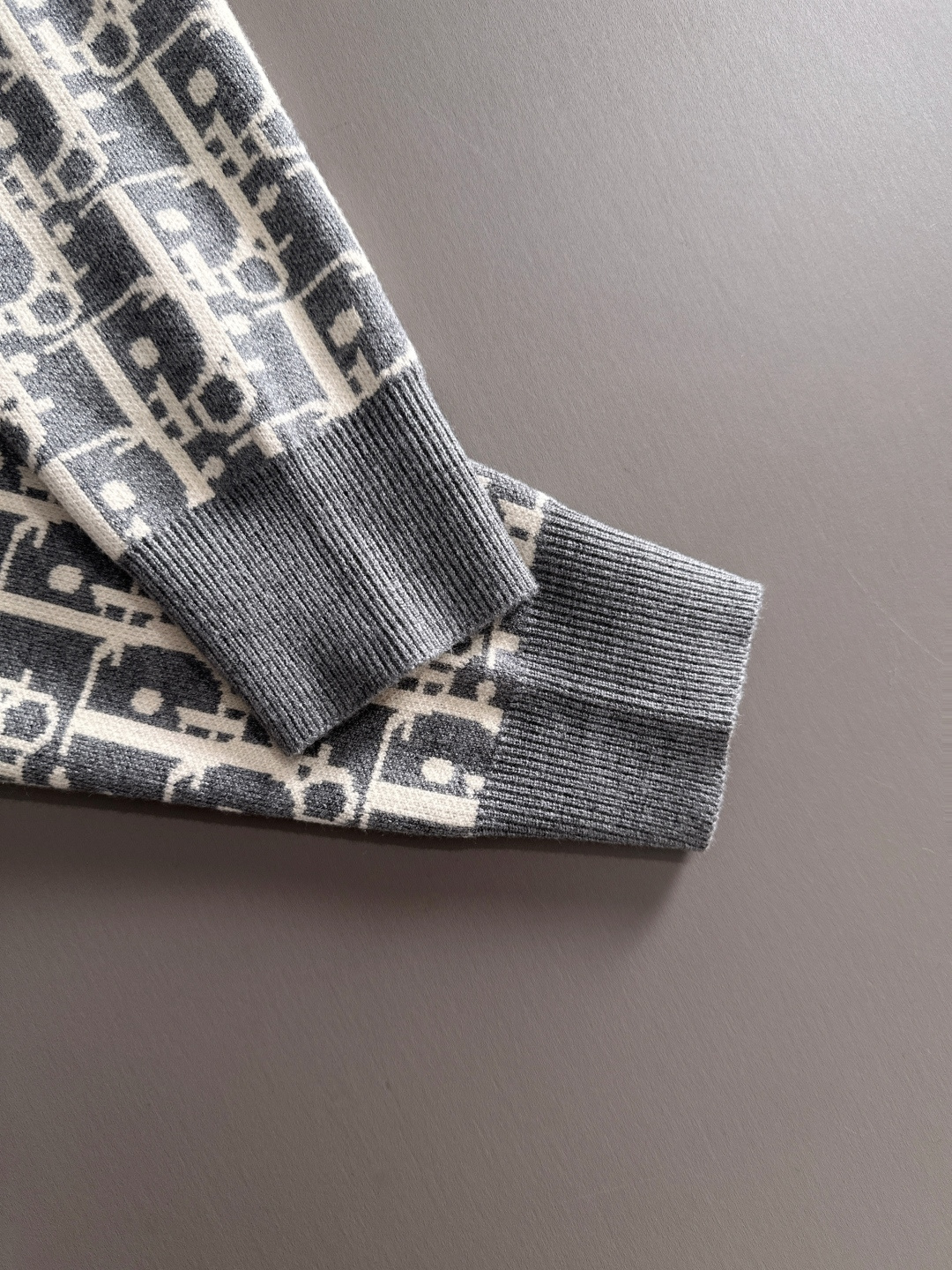 dior 2025秋冬新款羊毛毛衣 高品质意大利进口羊毛混纺面料，高密度针织，时尚百搭毛衣，帅气十足。经