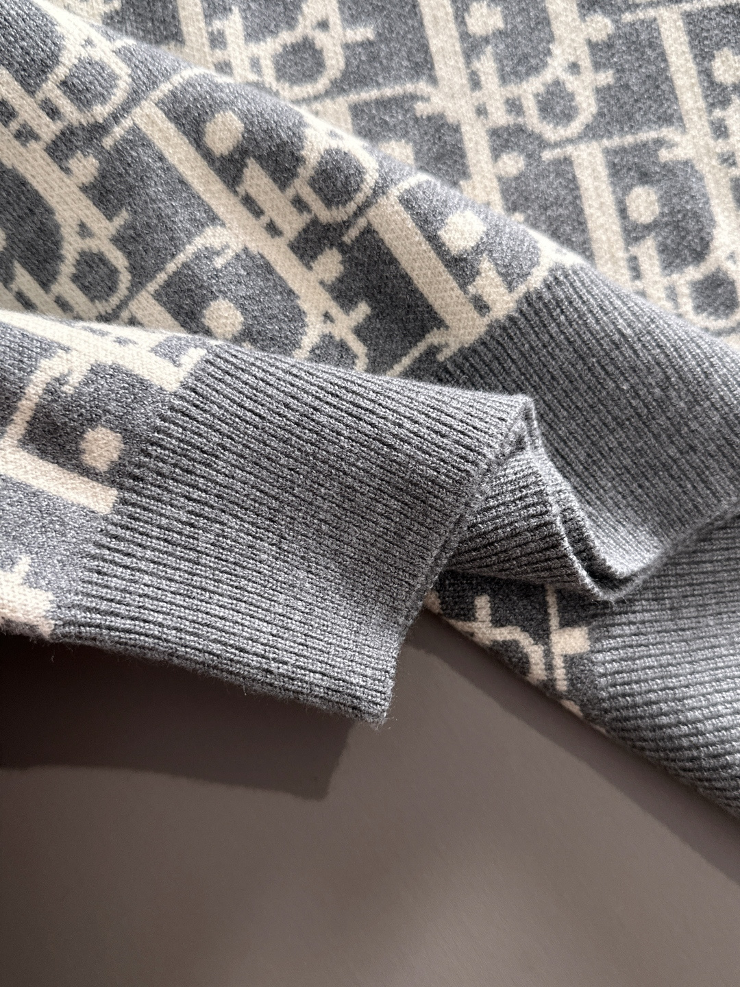 dior 2025秋冬新款羊毛毛衣 高品质意大利进口羊毛混纺面料，高密度针织，时尚百搭毛衣，帅气十足。经