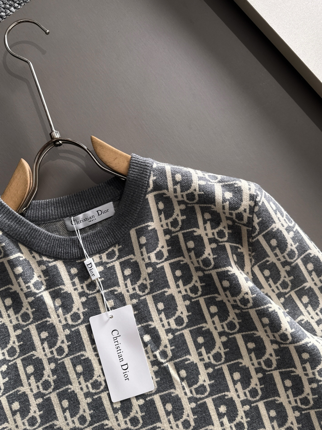 dior 2025秋冬新款羊毛毛衣 高品质意大利进口羊毛混纺面料，高密度针织，时尚百搭毛衣，帅气十足。经