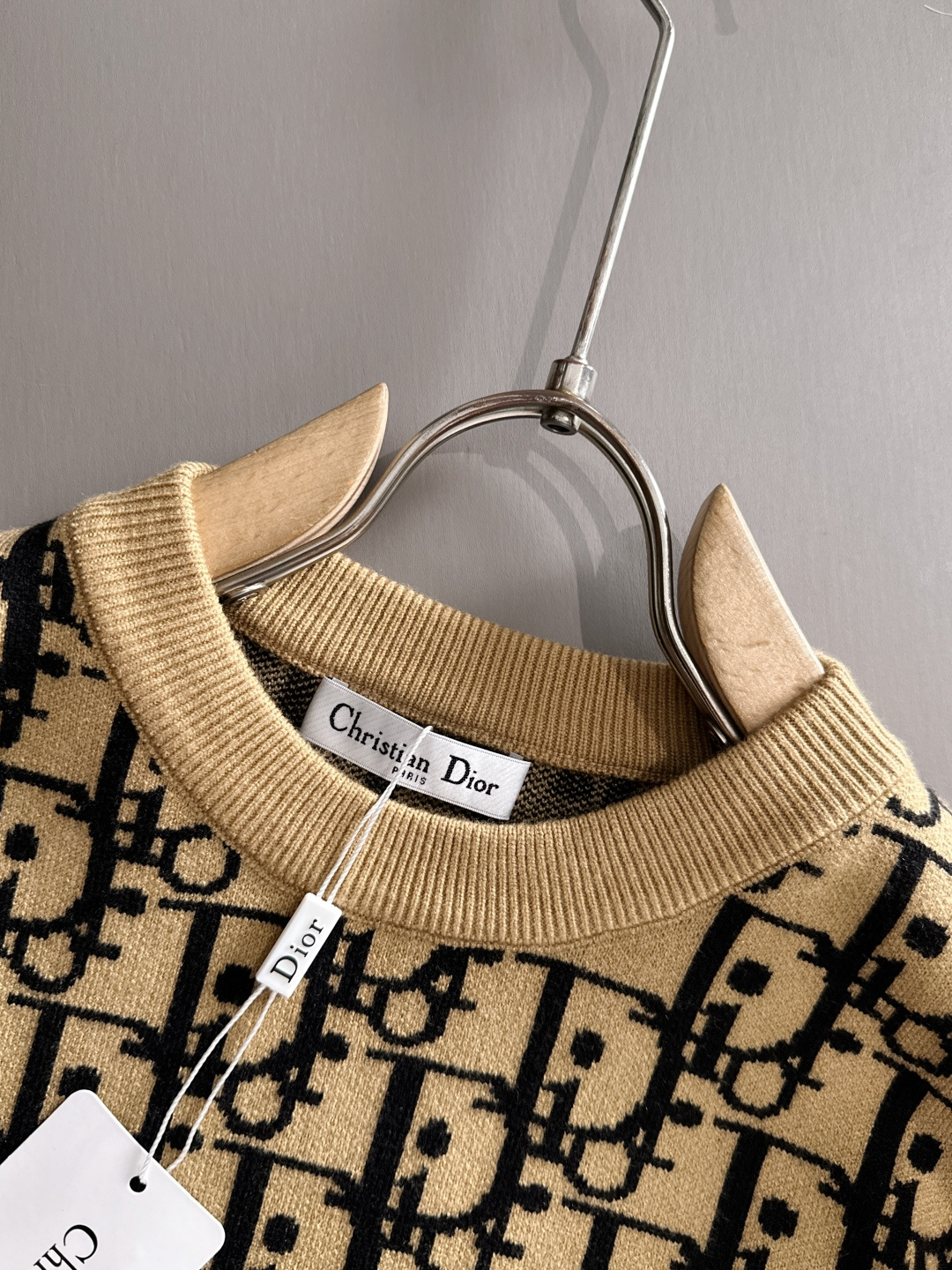 dior 2025秋冬新款羊毛毛衣 高品质意大利进口羊毛混纺面料，高密度针织，时尚百搭毛衣，帅气十足。经