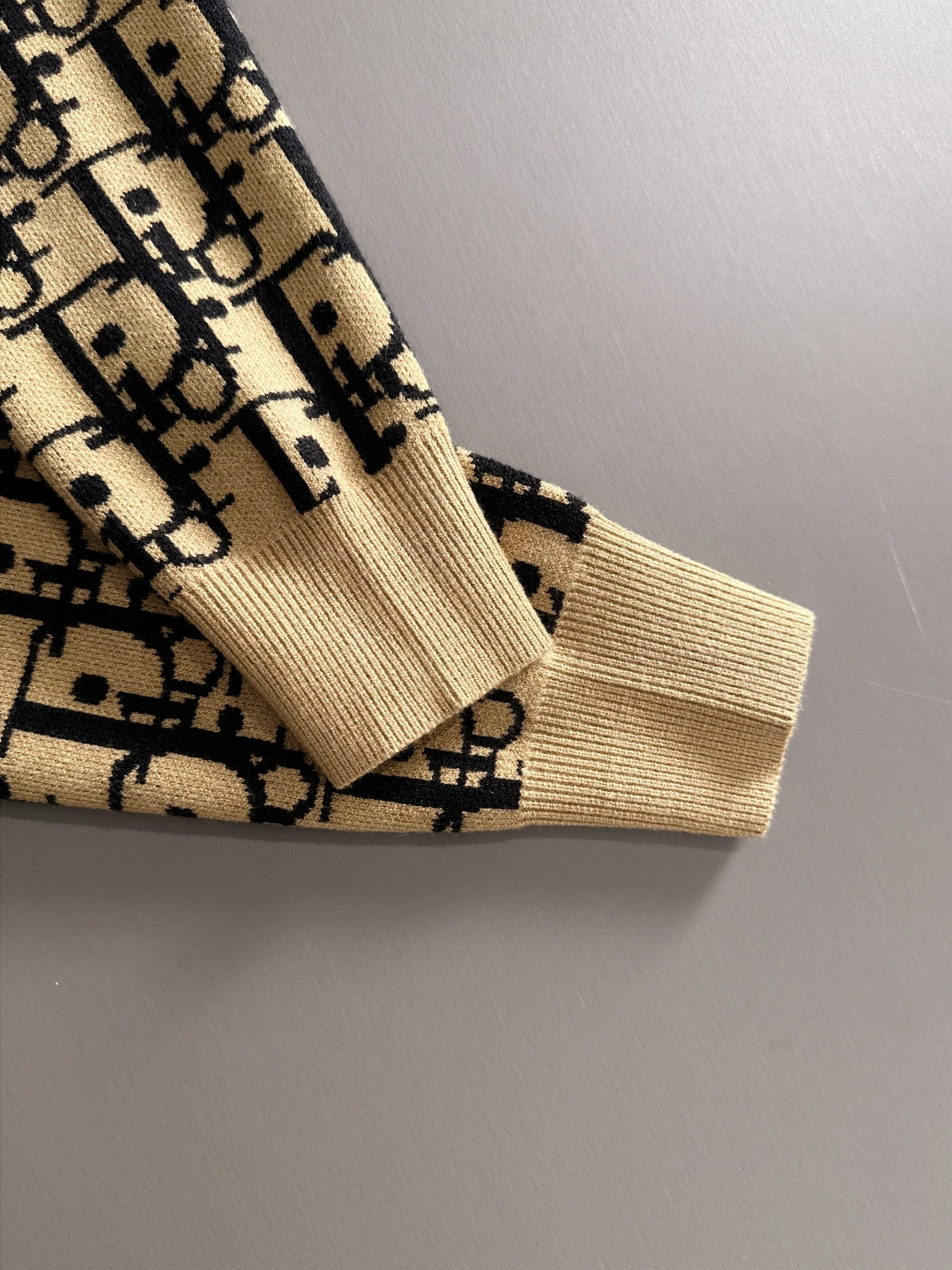 dior 2025秋冬新款羊毛毛衣 高品质意大利进口羊毛混纺面料，高密度针织，时尚百搭毛衣，帅气十足。经