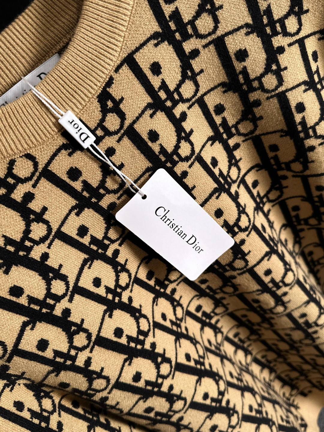 dior 2025秋冬新款羊毛毛衣 高品质意大利进口羊毛混纺面料，高密度针织，时尚百搭毛衣，帅气十足。经