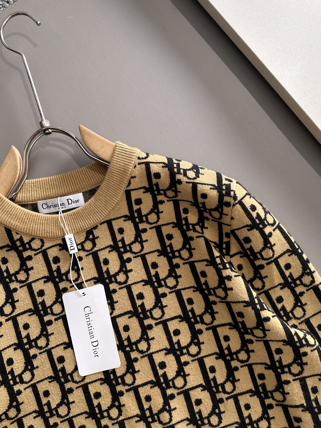 dior 2025秋冬新款羊毛毛衣 高品质意大利进口羊毛混纺面料，高密度针织，时尚百搭毛衣，帅气十足。经