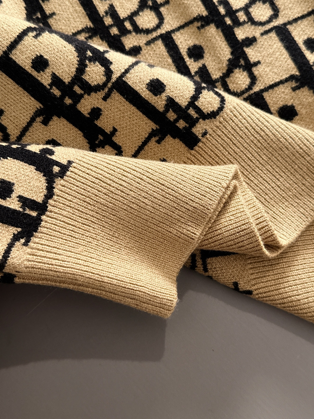 dior 2025秋冬新款羊毛毛衣 高品质意大利进口羊毛混纺面料，高密度针织，时尚百搭毛衣，帅气十足。经