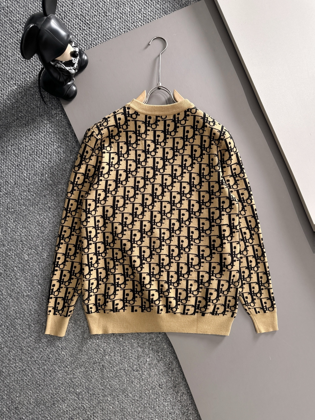 dior 2025秋冬新款羊毛毛衣 高品质意大利进口羊毛混纺面料，高密度针织，时尚百搭毛衣，帅气十足。经