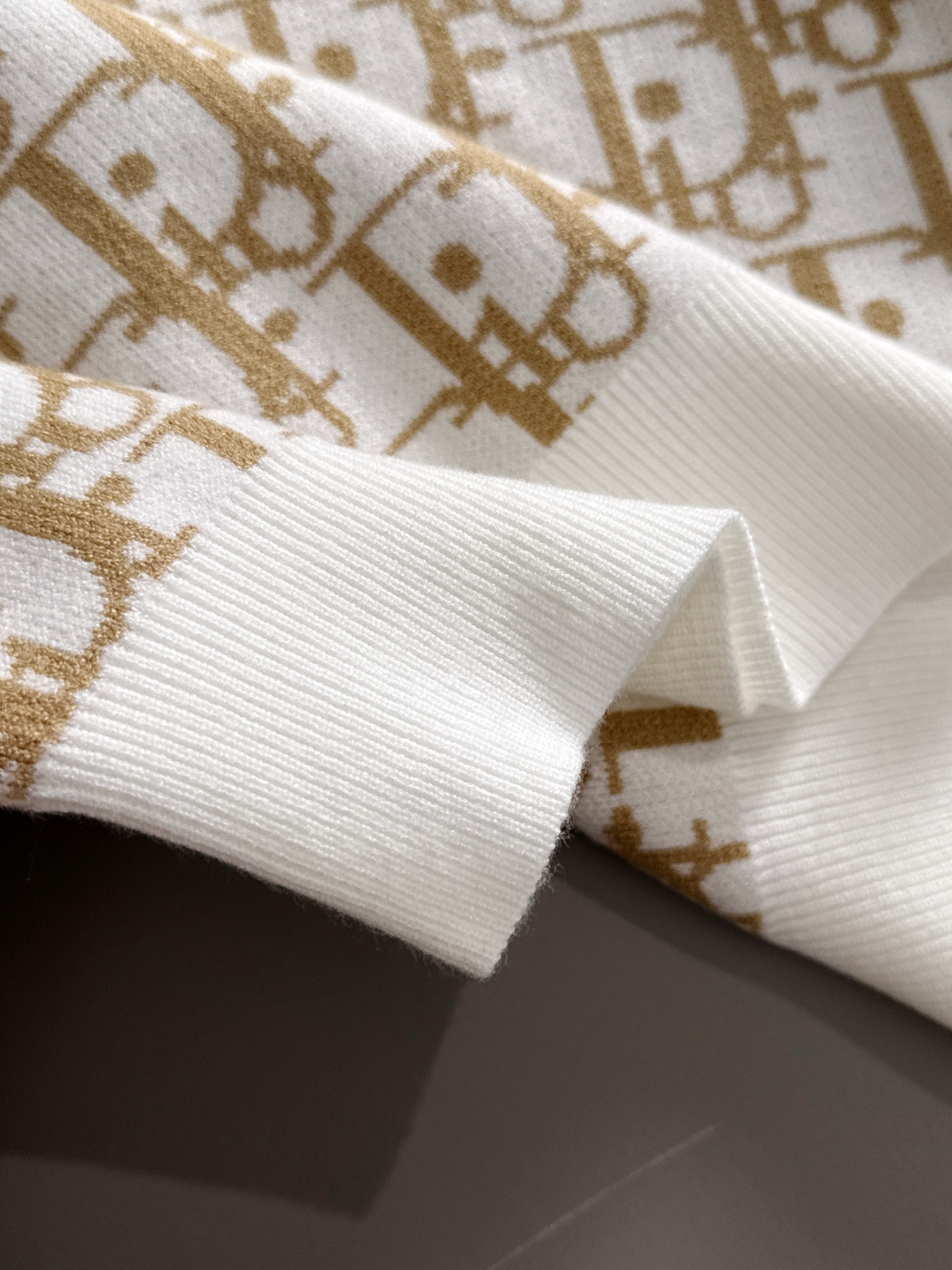 dior 2025秋冬新款羊毛毛衣 高品质意大利进口羊毛混纺面料，高密度针织，时尚百搭毛衣，帅气十足。经