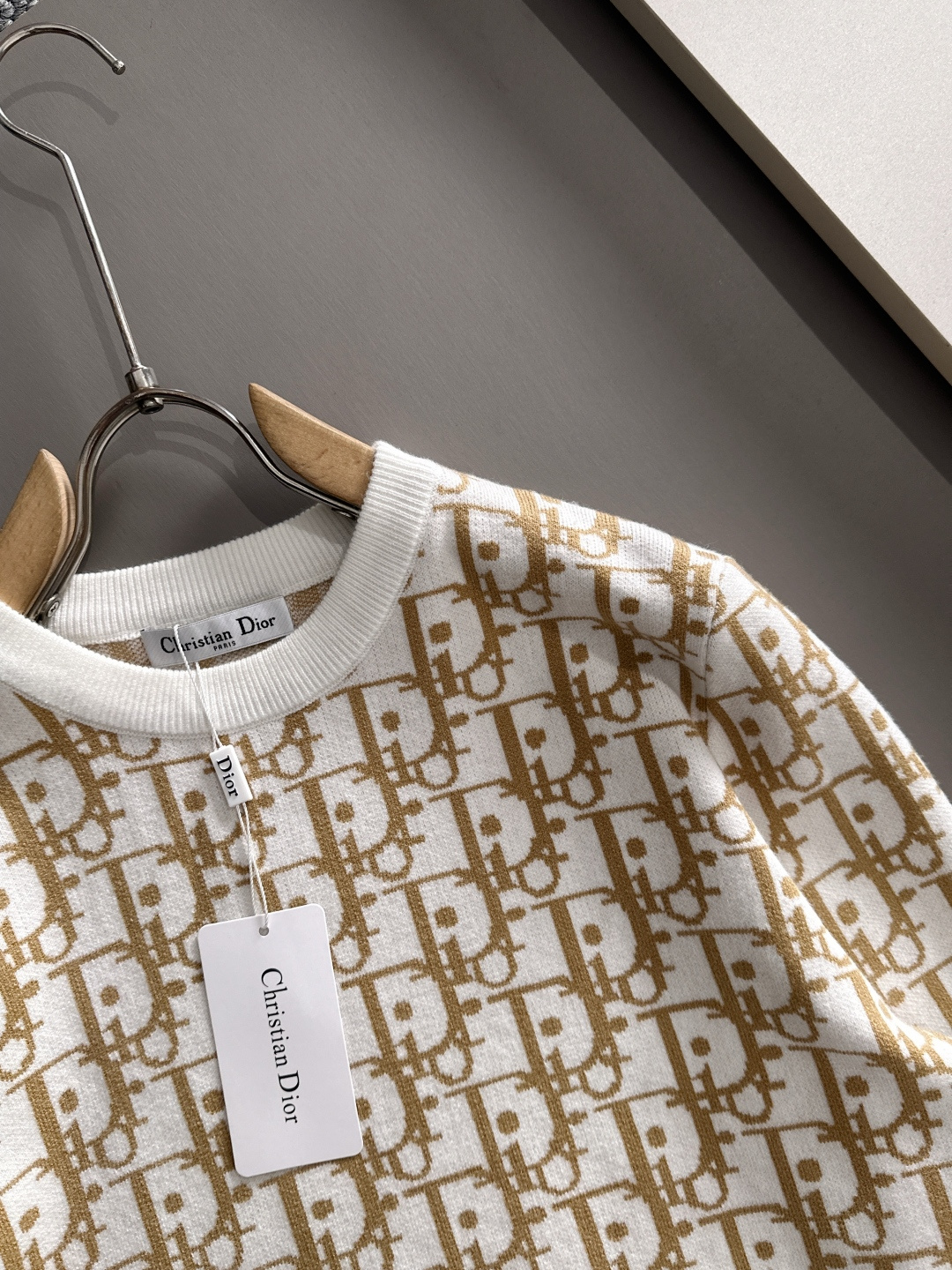 dior 2025秋冬新款羊毛毛衣 高品质意大利进口羊毛混纺面料，高密度针织，时尚百搭毛衣，帅气十足。经