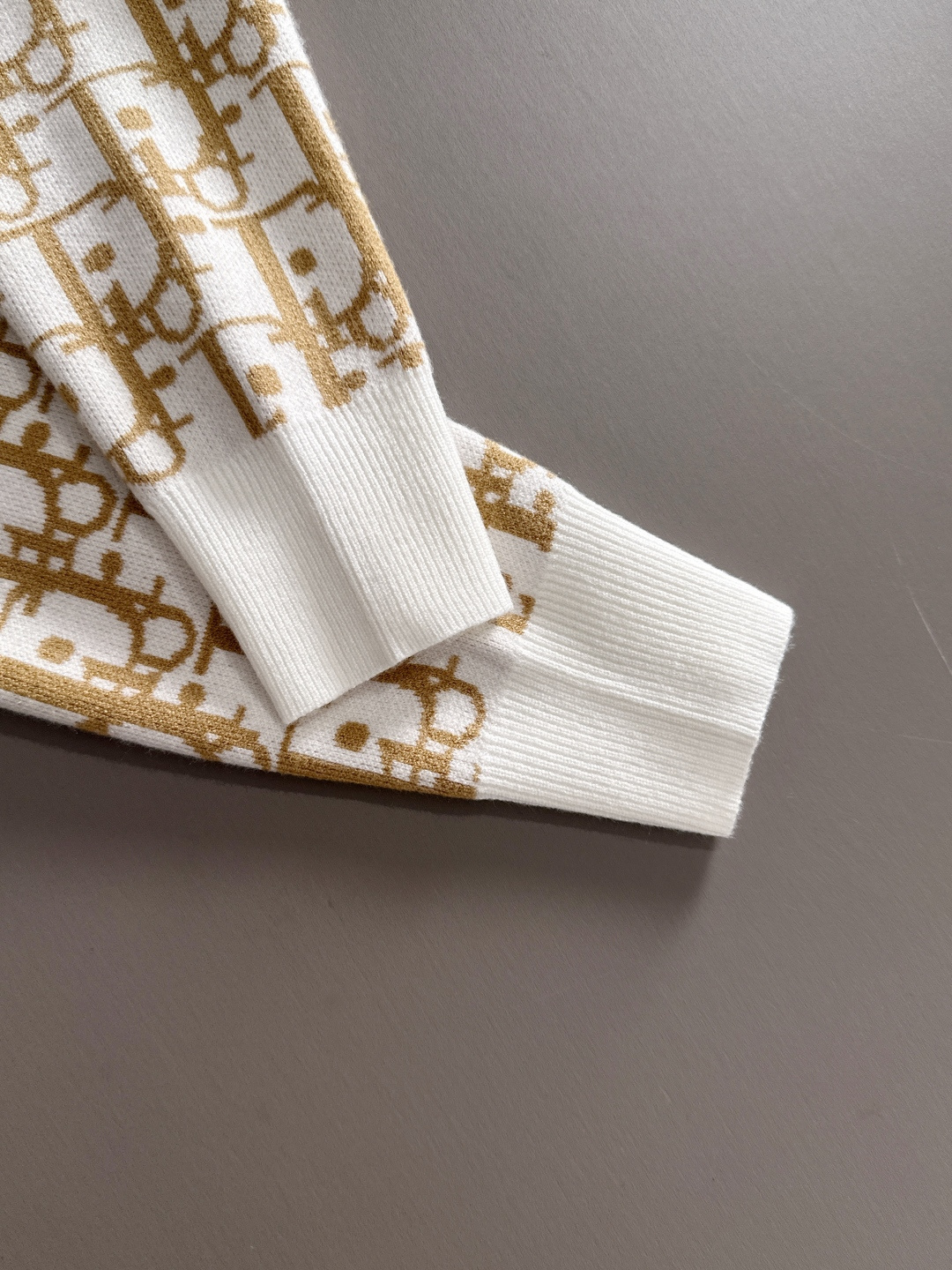 dior 2025秋冬新款羊毛毛衣 高品质意大利进口羊毛混纺面料，高密度针织，时尚百搭毛衣，帅气十足。经