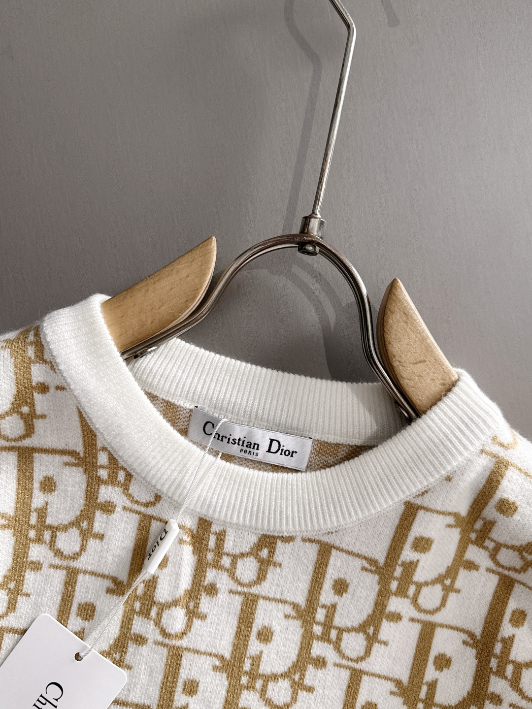 dior 2025秋冬新款羊毛毛衣 高品质意大利进口羊毛混纺面料，高密度针织，时尚百搭毛衣，帅气十足。经