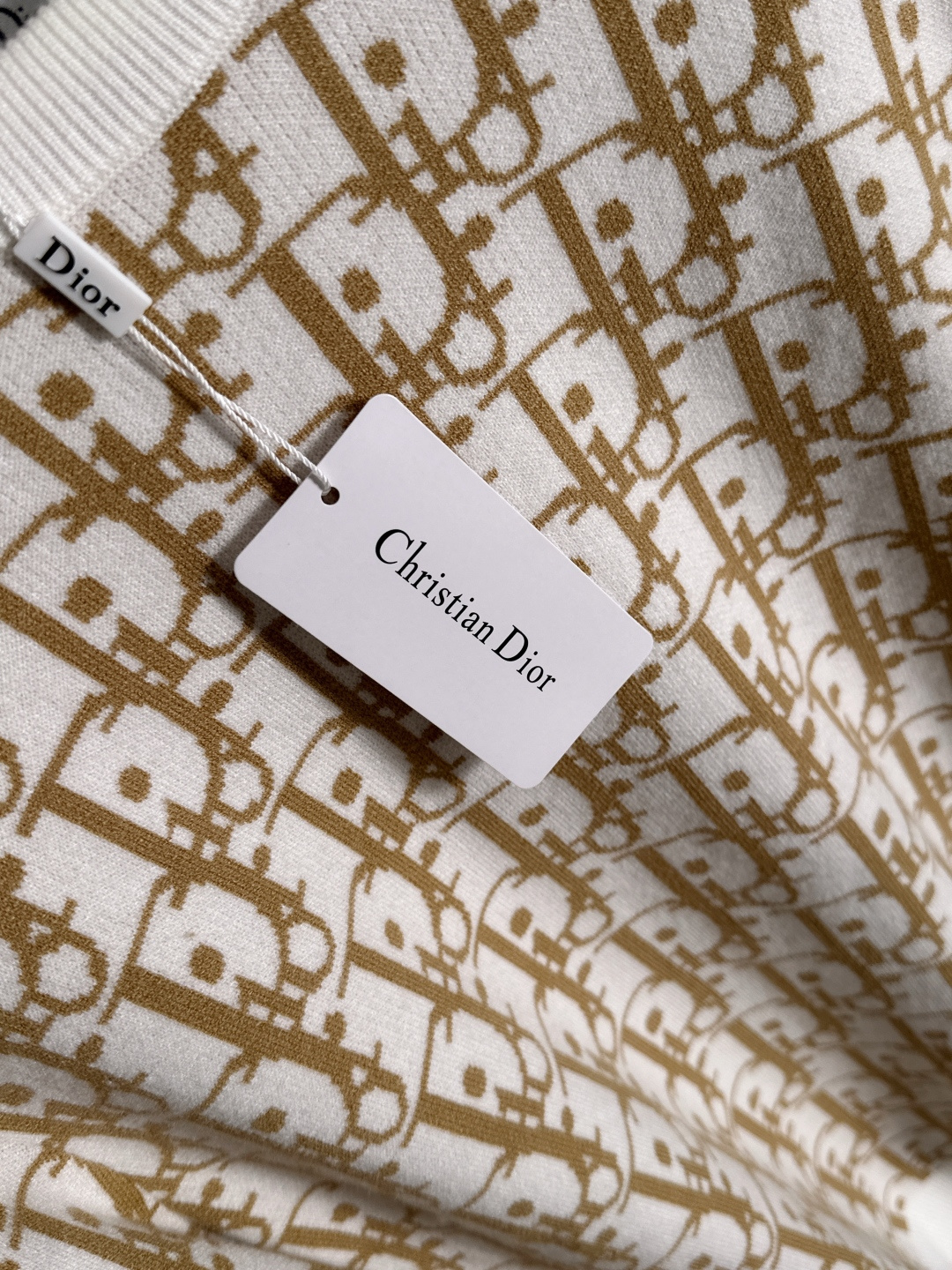 dior 2025秋冬新款羊毛毛衣 高品质意大利进口羊毛混纺面料，高密度针织，时尚百搭毛衣，帅气十足。经