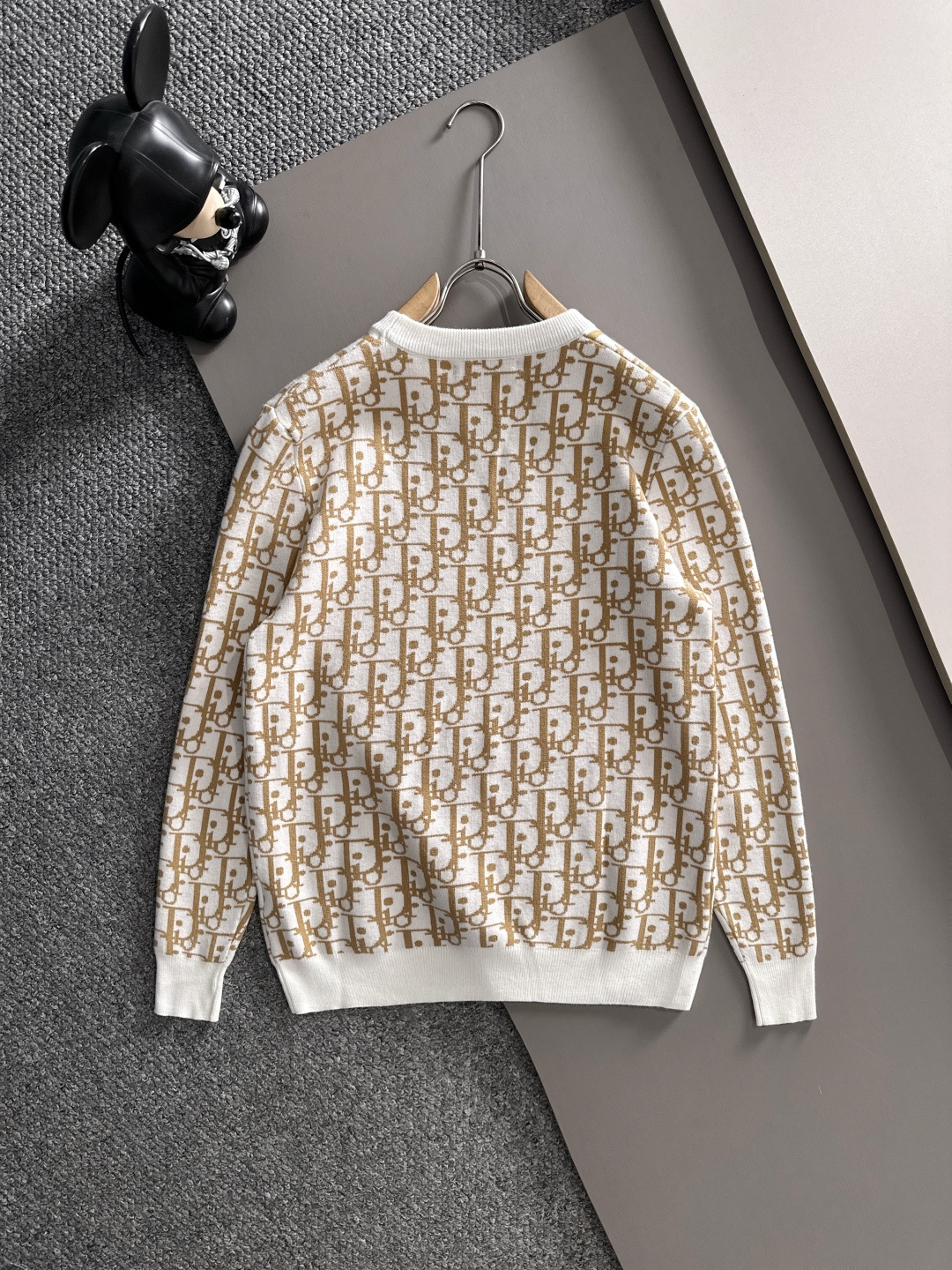 dior 2025秋冬新款羊毛毛衣 高品质意大利进口羊毛混纺面料，高密度针织，时尚百搭毛衣，帅气十足。经