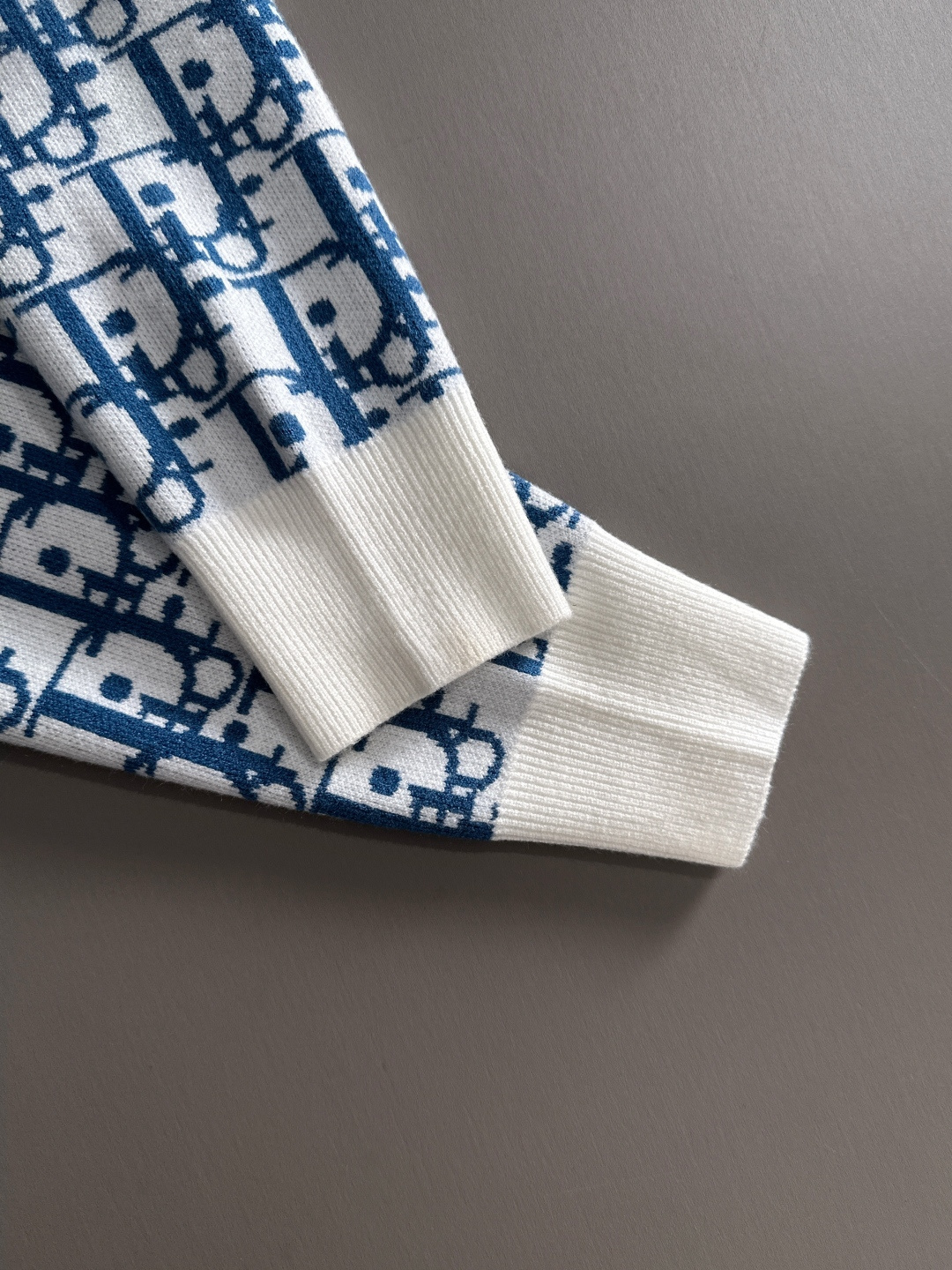 dior 2025秋冬新款羊毛毛衣 高品质意大利进口羊毛混纺面料，高密度针织，时尚百搭毛衣，帅气十足。经