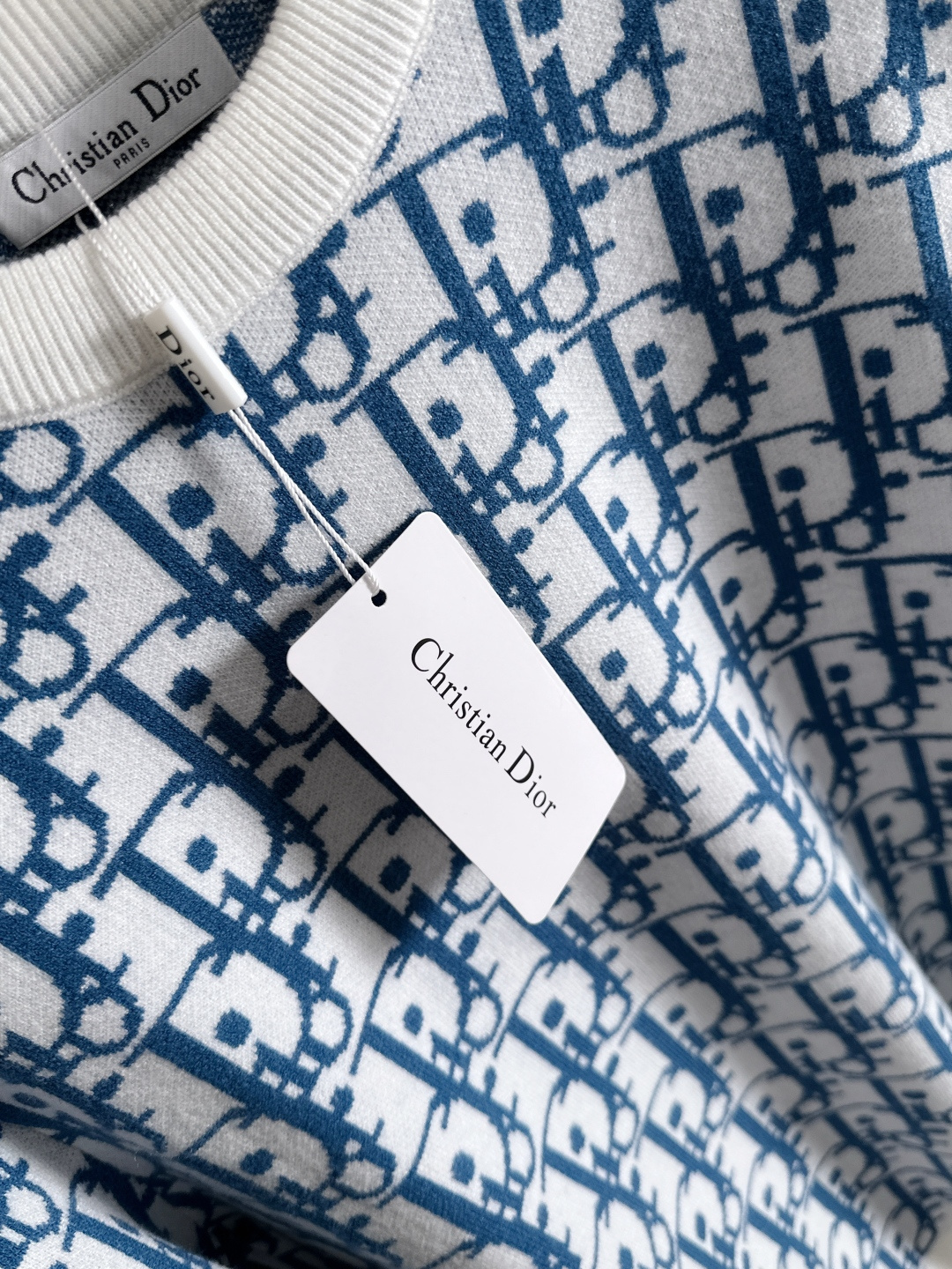 dior 2025秋冬新款羊毛毛衣 高品质意大利进口羊毛混纺面料，高密度针织，时尚百搭毛衣，帅气十足。经