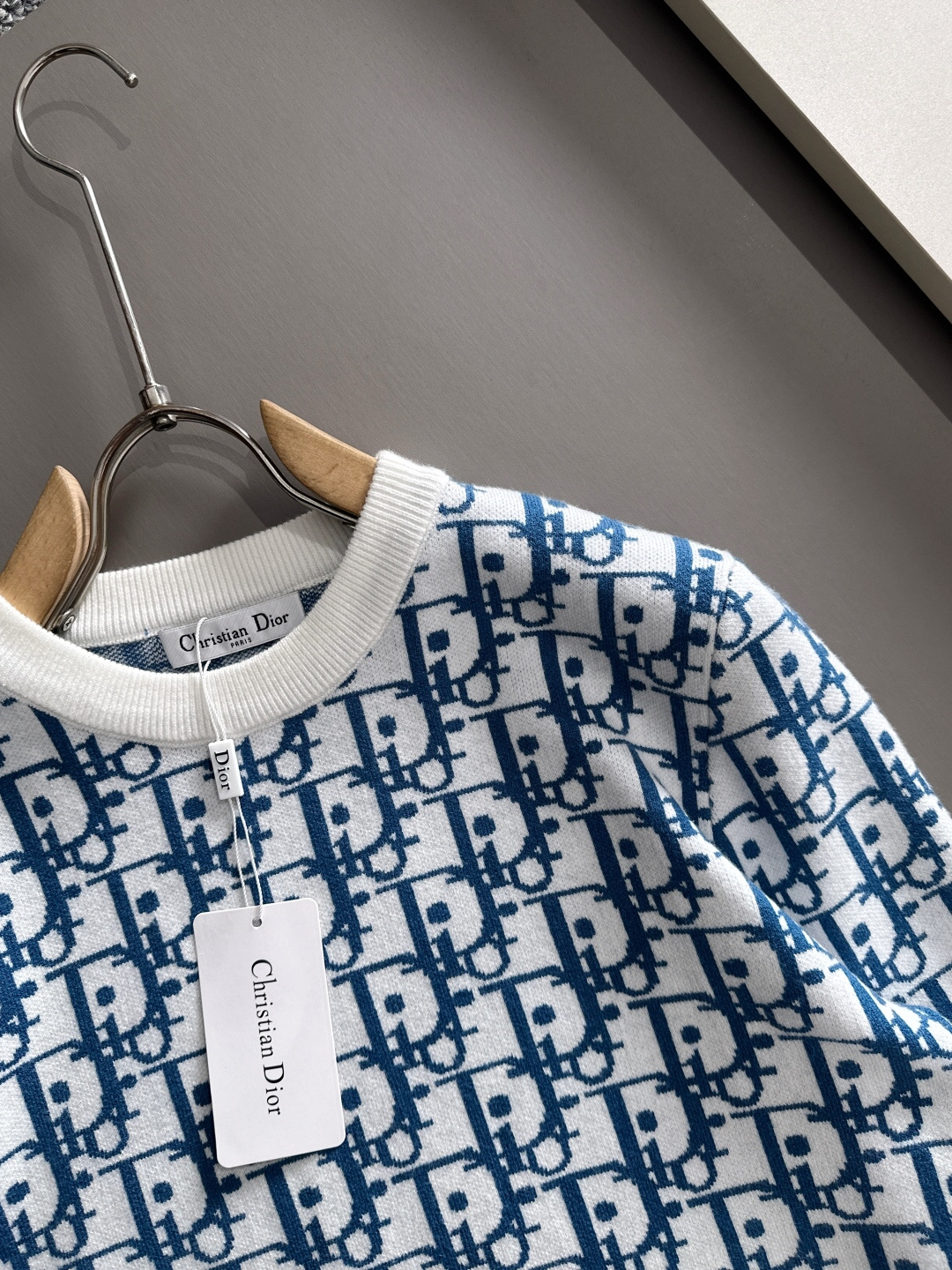 dior 2025秋冬新款羊毛毛衣 高品质意大利进口羊毛混纺面料，高密度针织，时尚百搭毛衣，帅气十足。经