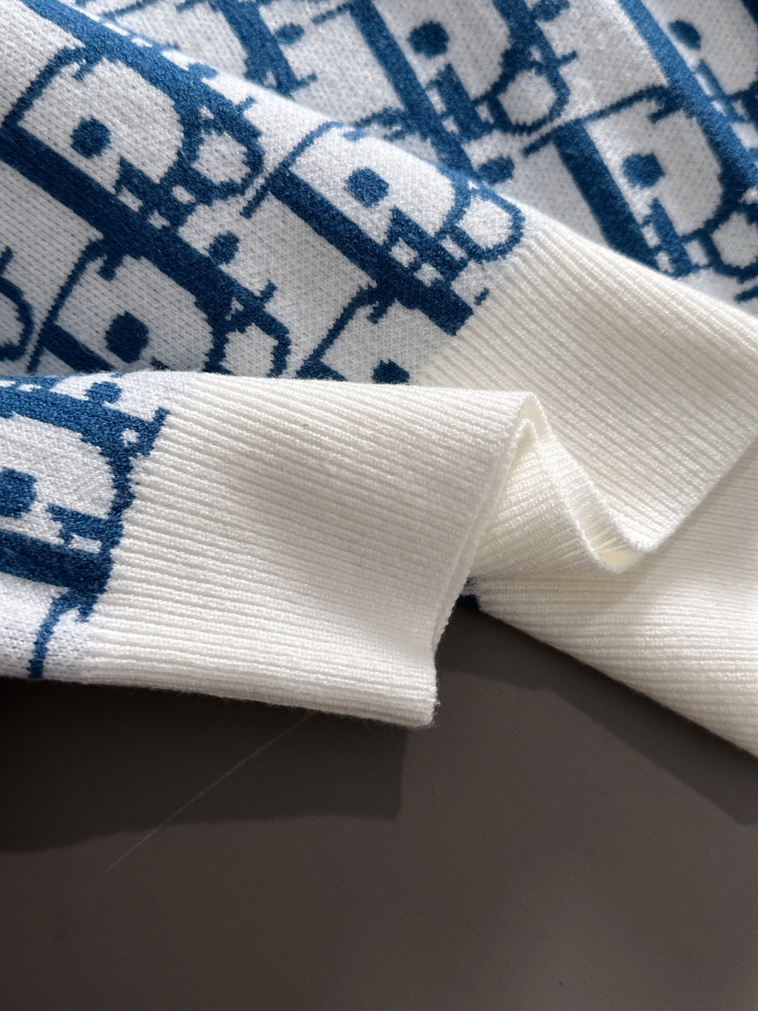 dior 2025秋冬新款羊毛毛衣 高品质意大利进口羊毛混纺面料，高密度针织，时尚百搭毛衣，帅气十足。经