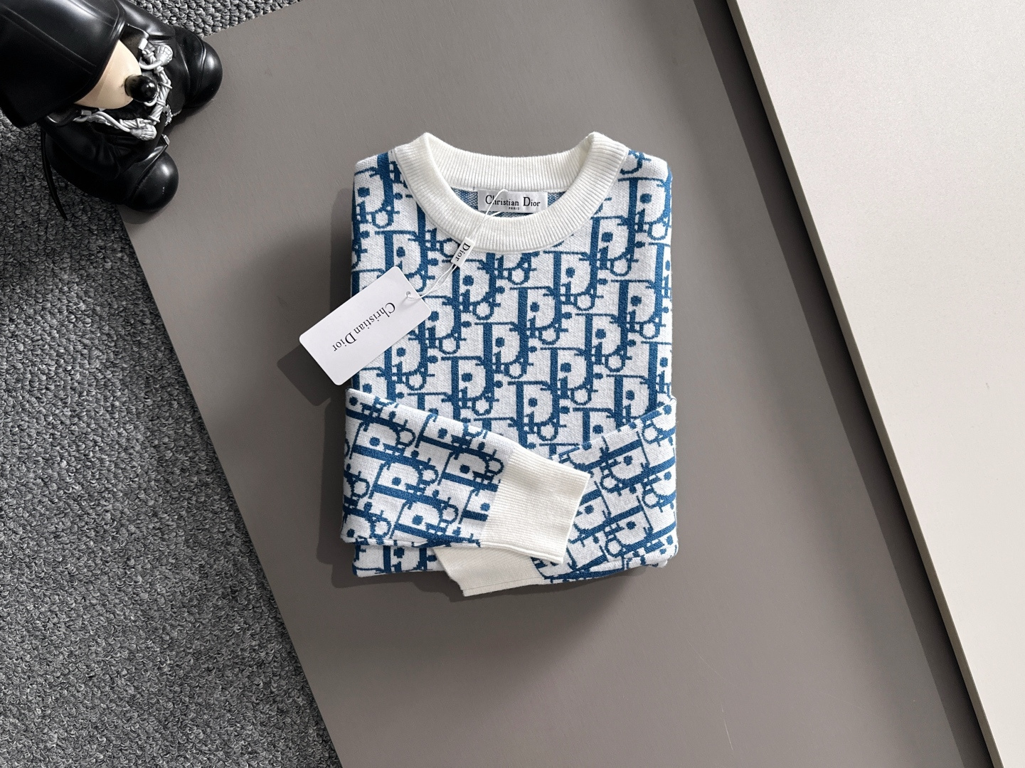 dior 2025秋冬新款羊毛毛衣 高品质意大利进口羊毛混纺面料，高密度针织，时尚百搭毛衣，帅气十足。经