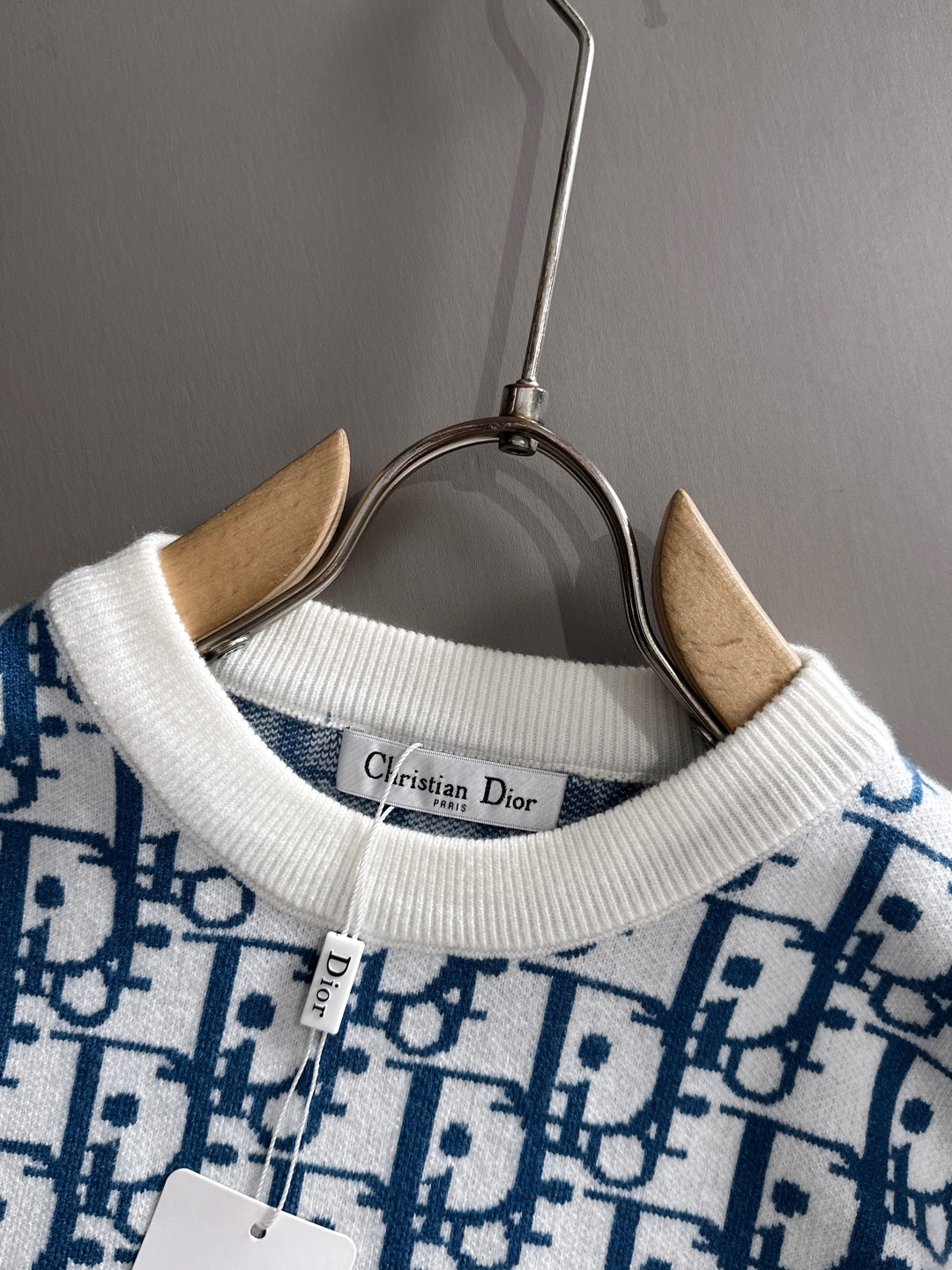 dior 2025秋冬新款羊毛毛衣 高品质意大利进口羊毛混纺面料，高密度针织，时尚百搭毛衣，帅气十足。经