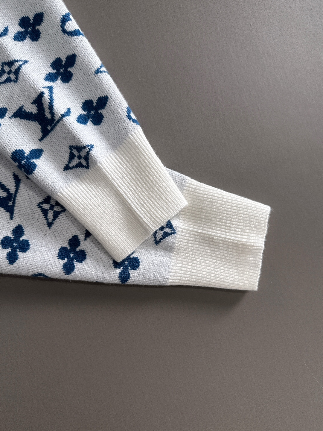 lv 2025秋冬新款羊毛毛衣 高品质意大利进口羊毛混纺面料，高密度针织，时尚百搭毛衣，帅气十足。经典L