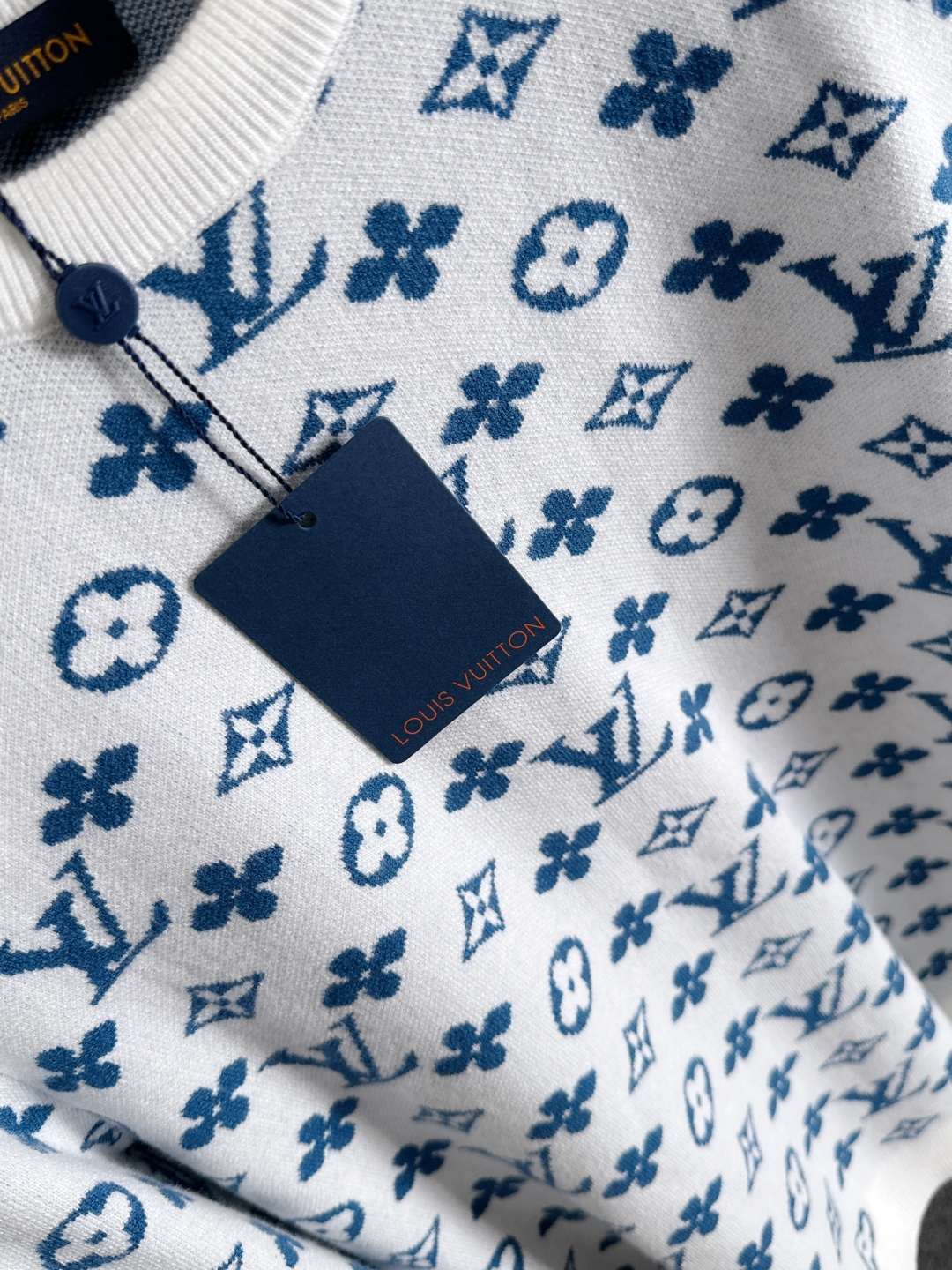 lv 2025秋冬新款羊毛毛衣 高品质意大利进口羊毛混纺面料，高密度针织，时尚百搭毛衣，帅气十足。经典L