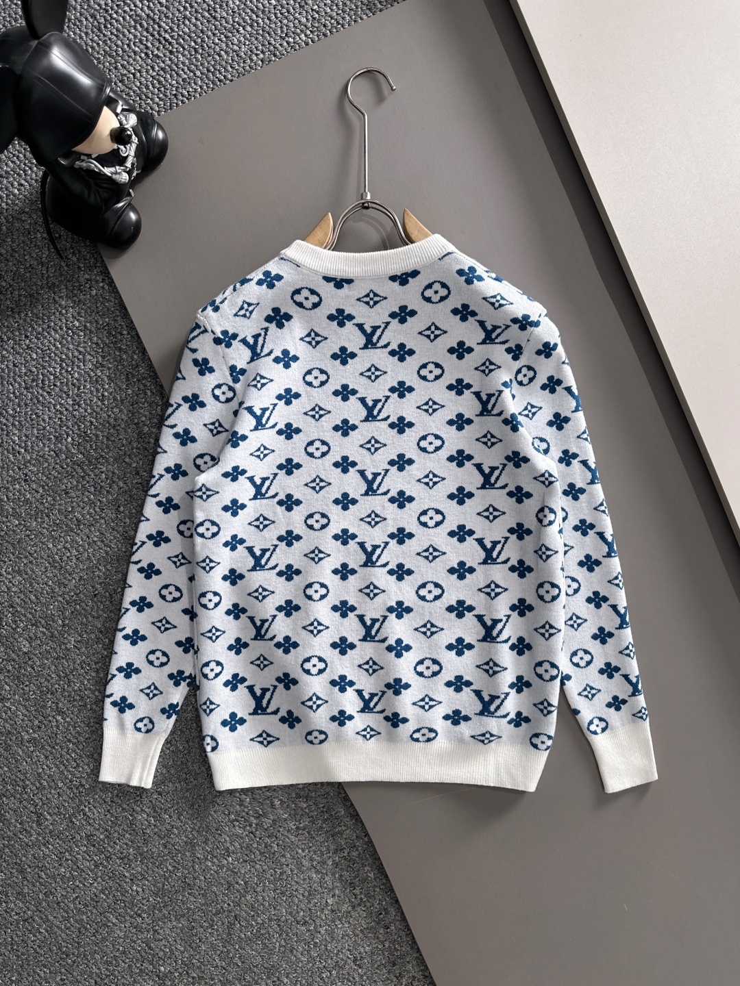 lv 2025秋冬新款羊毛毛衣 高品质意大利进口羊毛混纺面料，高密度针织，时尚百搭毛衣，帅气十足。经典L