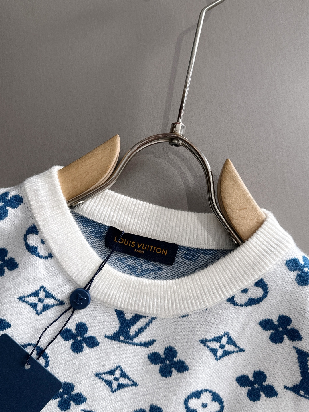 lv 2025秋冬新款羊毛毛衣 高品质意大利进口羊毛混纺面料，高密度针织，时尚百搭毛衣，帅气十足。经典L