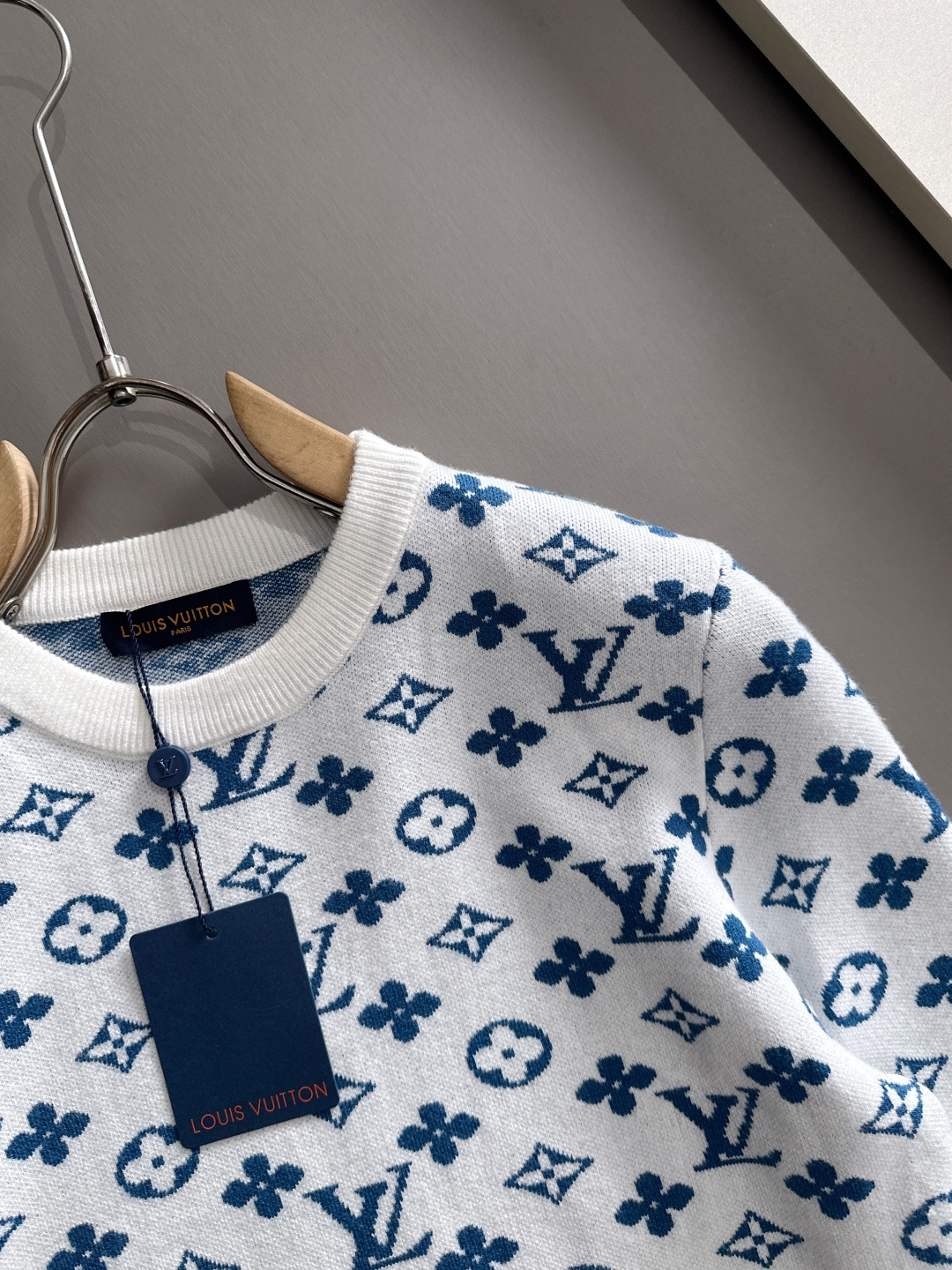 lv 2025秋冬新款羊毛毛衣 高品质意大利进口羊毛混纺面料，高密度针织，时尚百搭毛衣，帅气十足。经典L