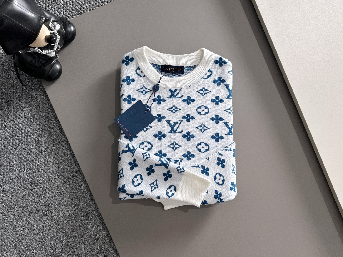 lv 2025秋冬新款羊毛毛衣 高品质意大利进口羊毛混纺面料，高密度针织，时尚百搭毛衣，帅气十足。经典L