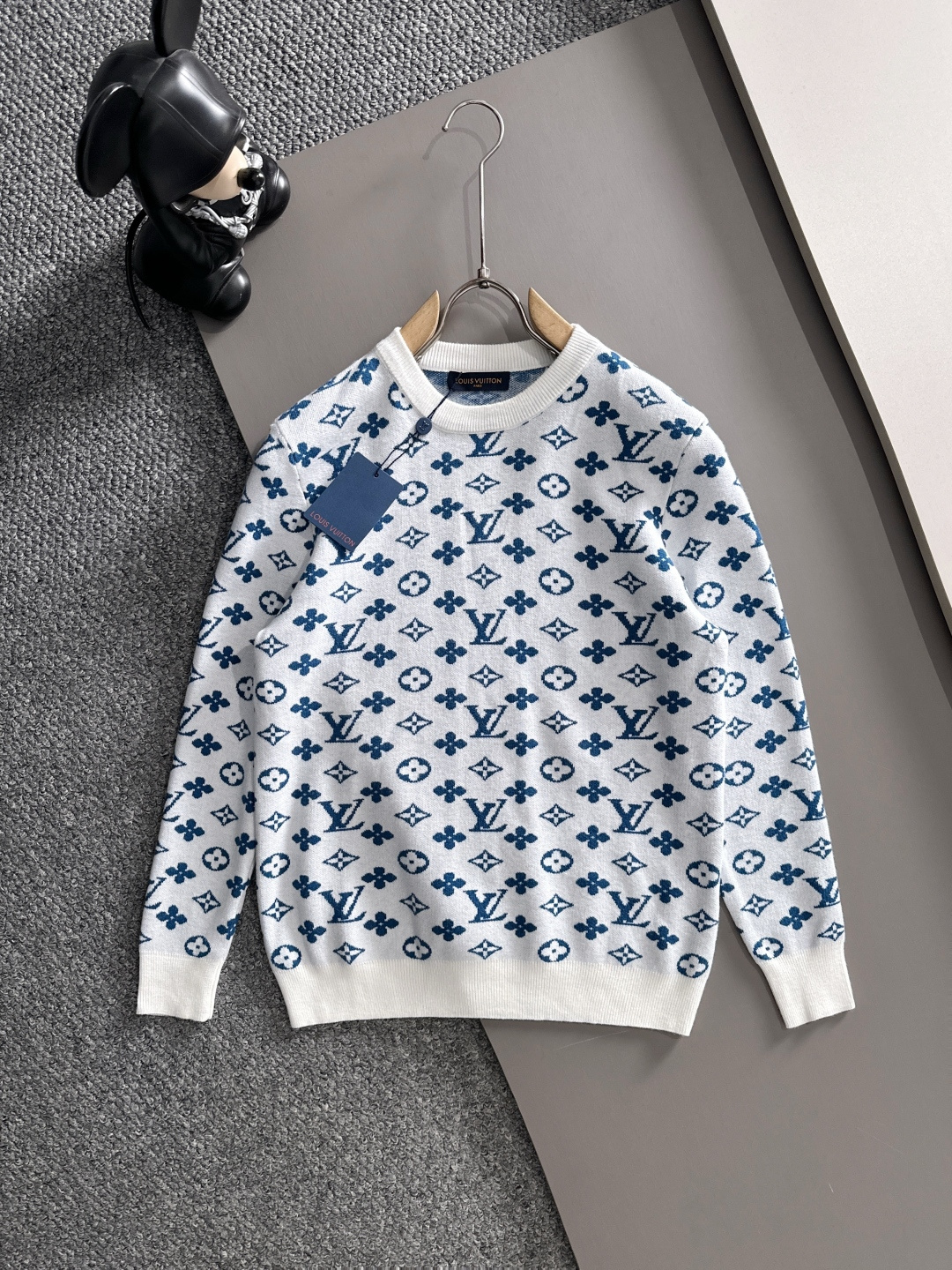 lv 2025秋冬新款羊毛毛衣 高品质意大利进口羊毛混纺面料，高密度针织，时尚百搭毛衣，帅气十足。经典L