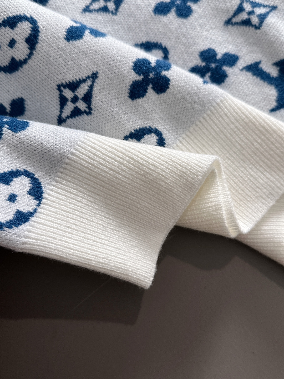 lv 2025秋冬新款羊毛毛衣 高品质意大利进口羊毛混纺面料，高密度针织，时尚百搭毛衣，帅气十足。经典L