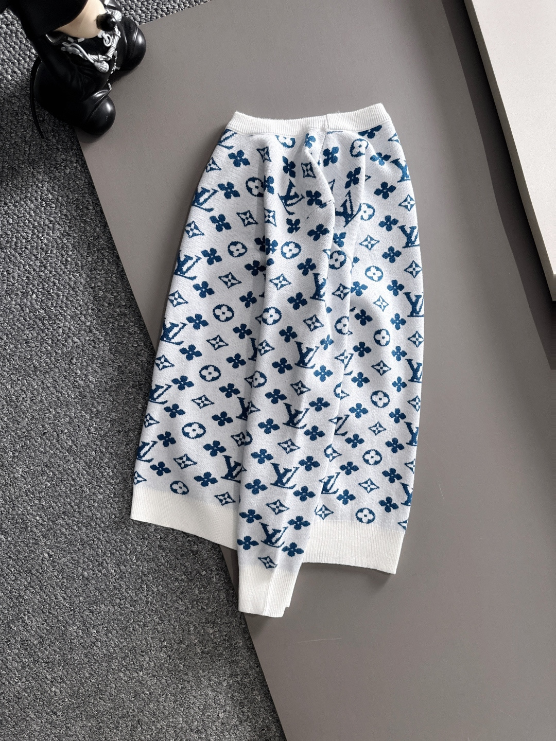 lv 2025秋冬新款羊毛毛衣 高品质意大利进口羊毛混纺面料，高密度针织，时尚百搭毛衣，帅气十足。经典L