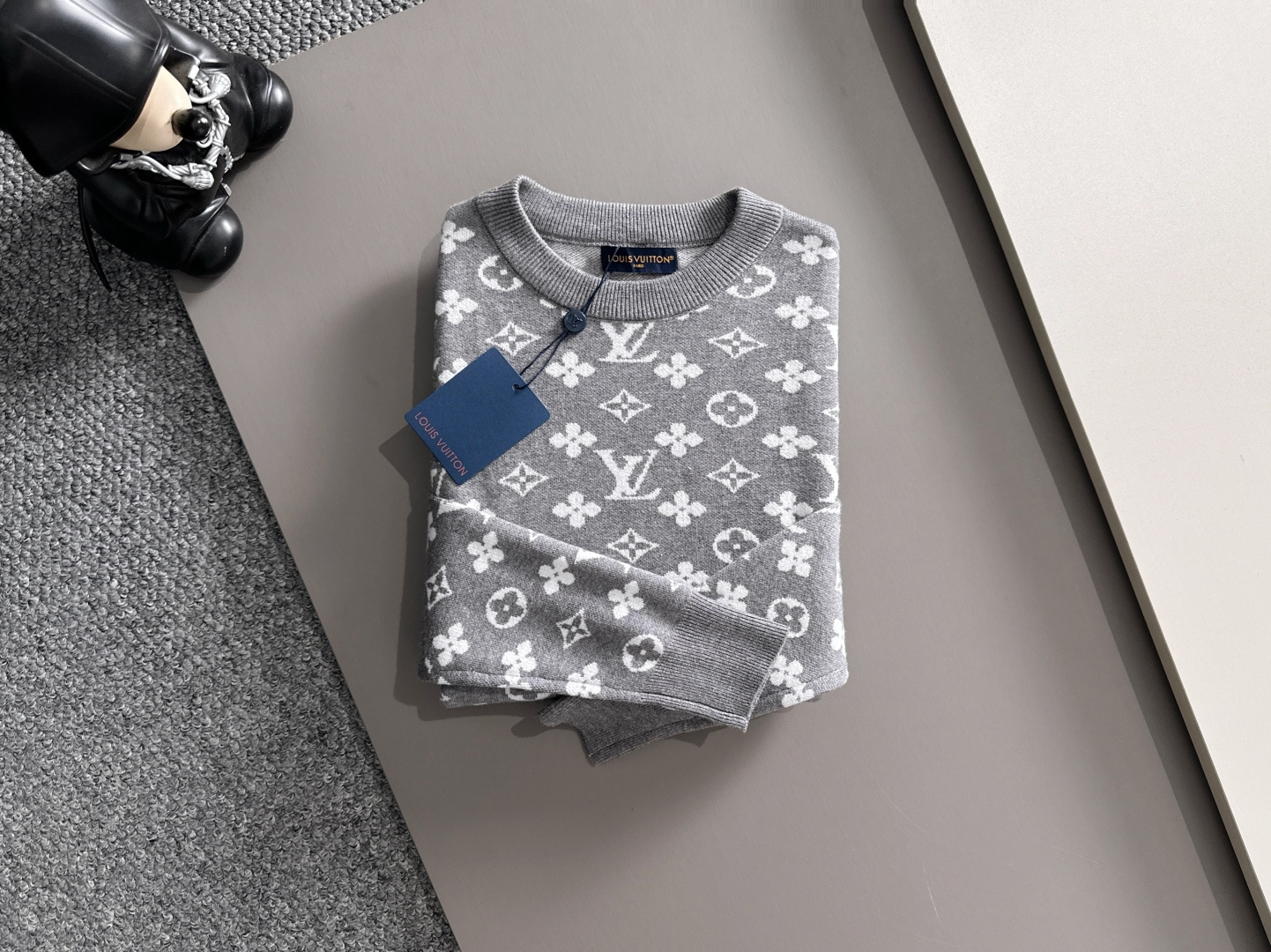 lv 2025秋冬新款羊毛毛衣 高品质意大利进口羊毛混纺面料，高密度针织，时尚百搭毛衣，帅气十足。经典L