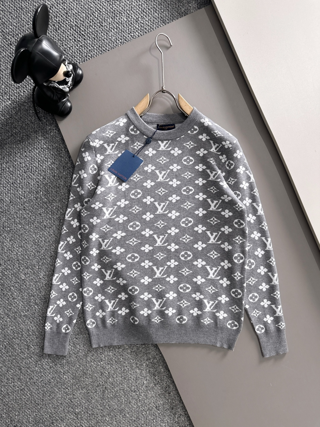 lv 2025秋冬新款羊毛毛衣 高品质意大利进口羊毛混纺面料，高密度针织，时尚百搭毛衣，帅气十足。经典L