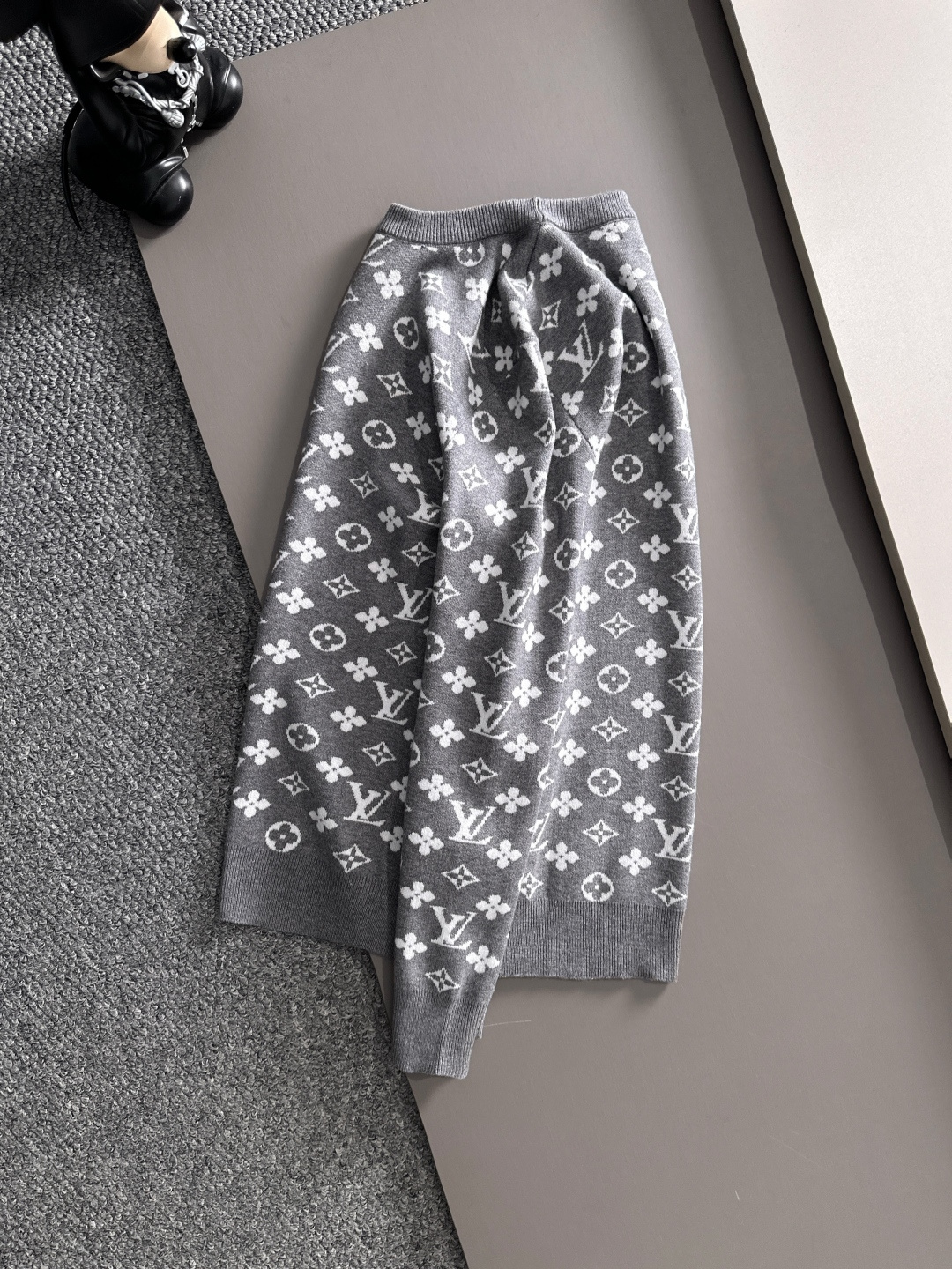 lv 2025秋冬新款羊毛毛衣 高品质意大利进口羊毛混纺面料，高密度针织，时尚百搭毛衣，帅气十足。经典L