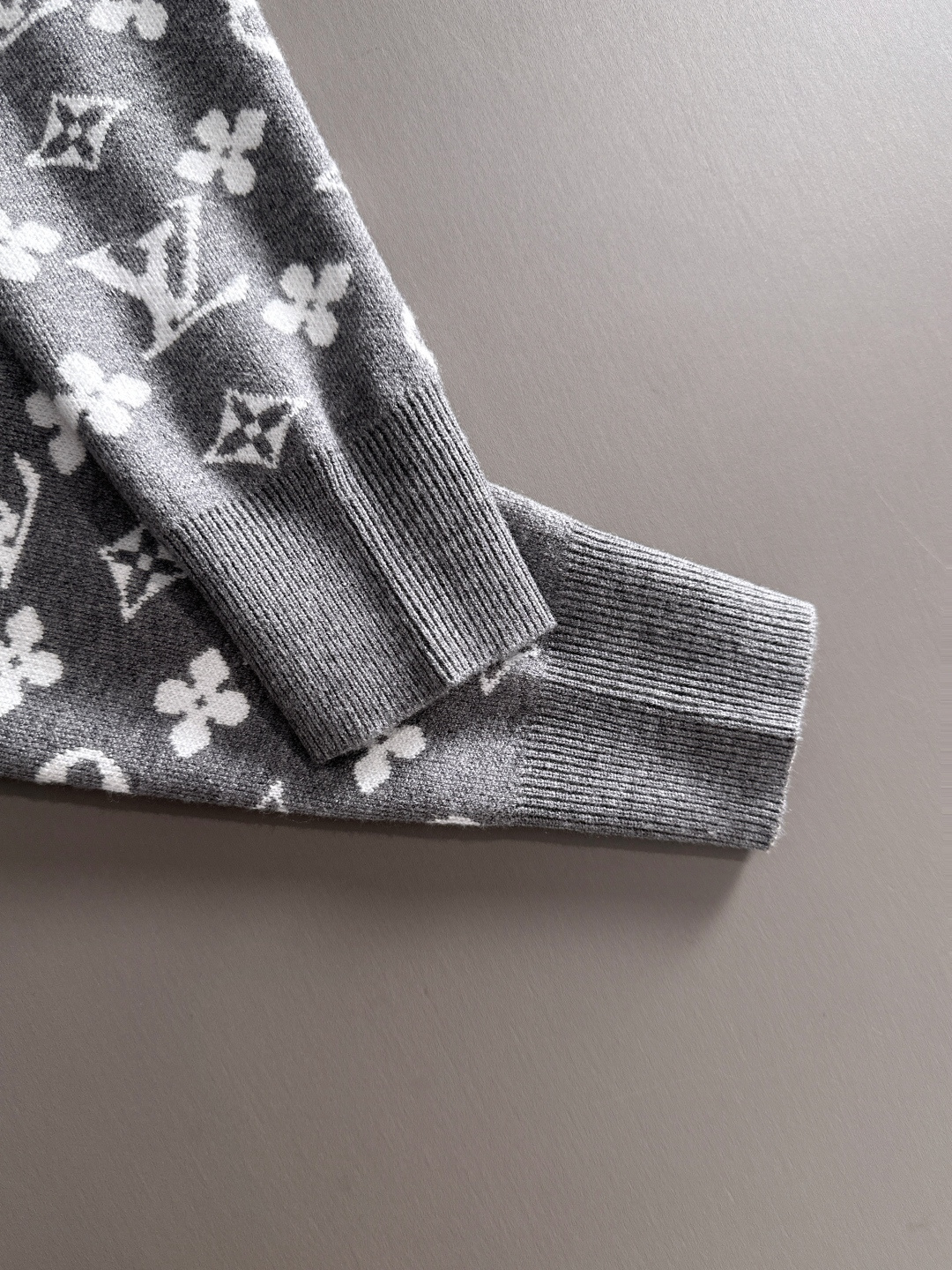 lv 2025秋冬新款羊毛毛衣 高品质意大利进口羊毛混纺面料，高密度针织，时尚百搭毛衣，帅气十足。经典L