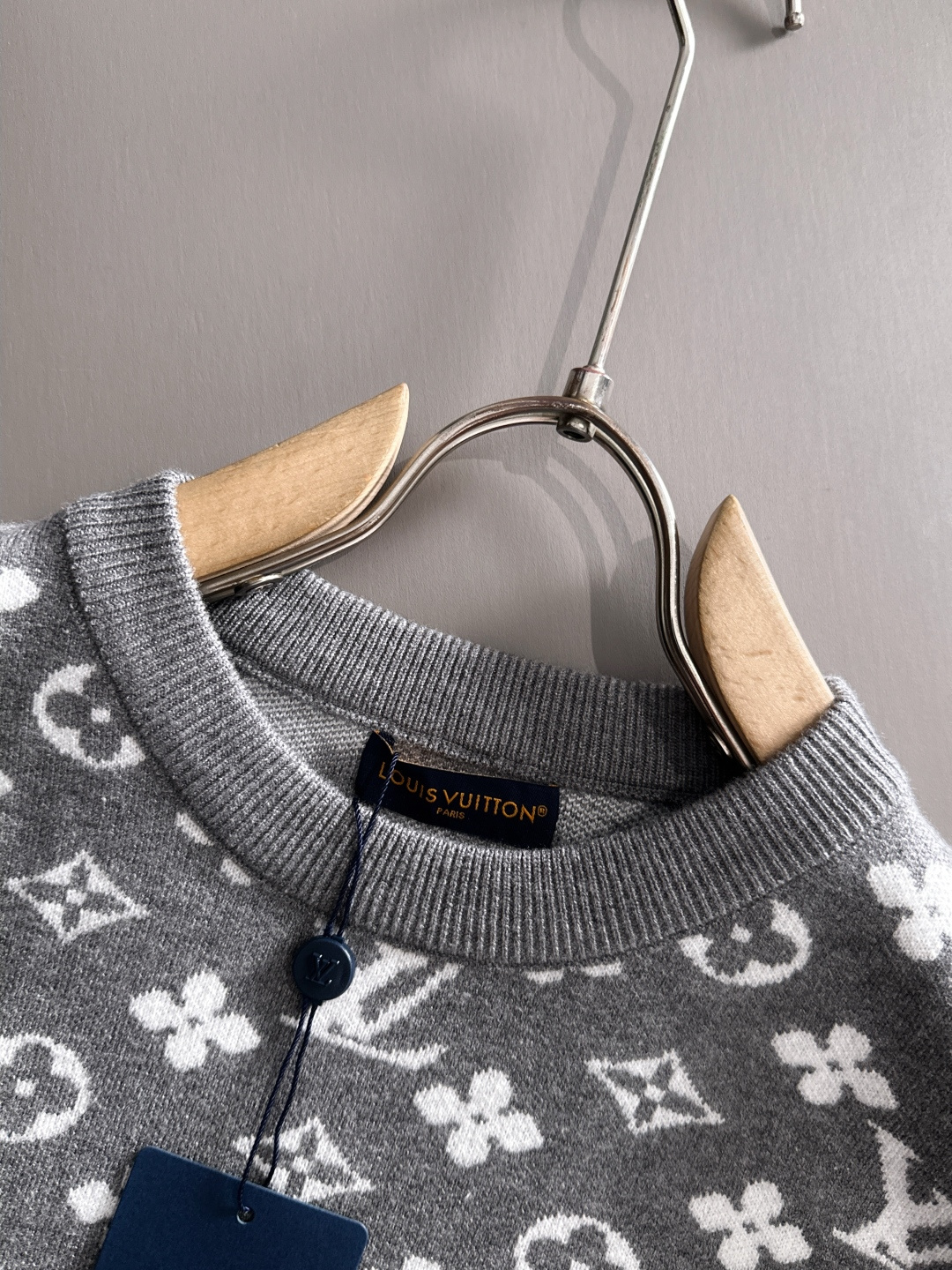 lv 2025秋冬新款羊毛毛衣 高品质意大利进口羊毛混纺面料，高密度针织，时尚百搭毛衣，帅气十足。经典L