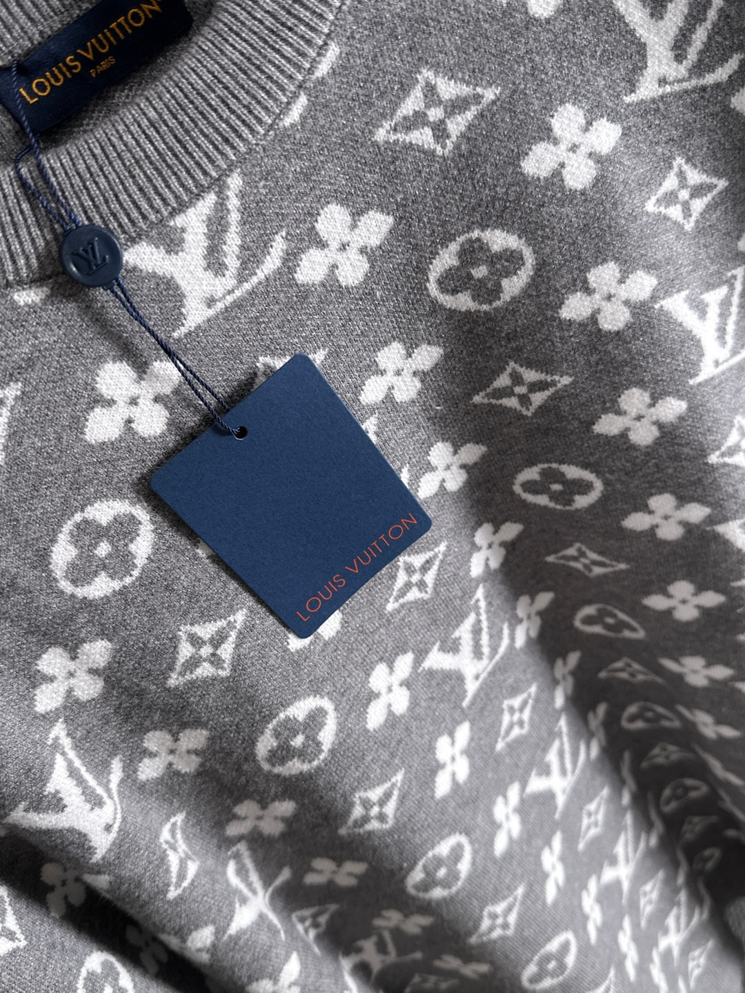 lv 2025秋冬新款羊毛毛衣 高品质意大利进口羊毛混纺面料，高密度针织，时尚百搭毛衣，帅气十足。经典L