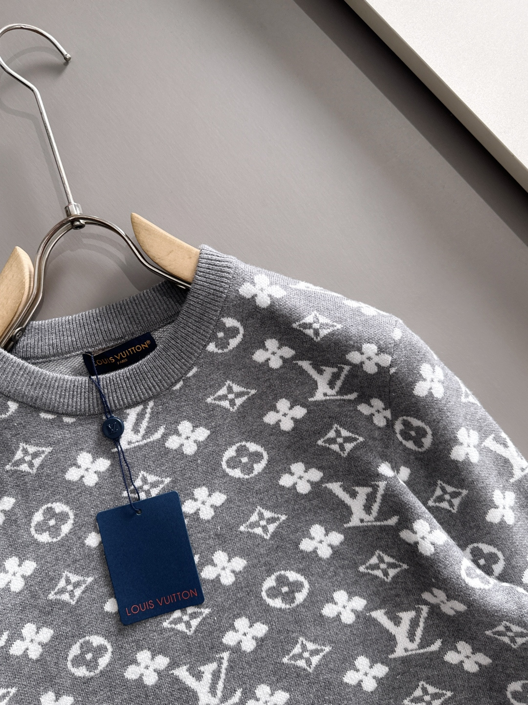 lv 2025秋冬新款羊毛毛衣 高品质意大利进口羊毛混纺面料，高密度针织，时尚百搭毛衣，帅气十足。经典L