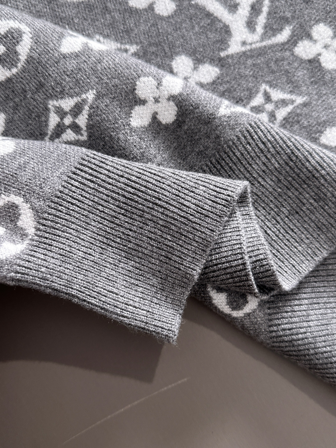 lv 2025秋冬新款羊毛毛衣 高品质意大利进口羊毛混纺面料，高密度针织，时尚百搭毛衣，帅气十足。经典L