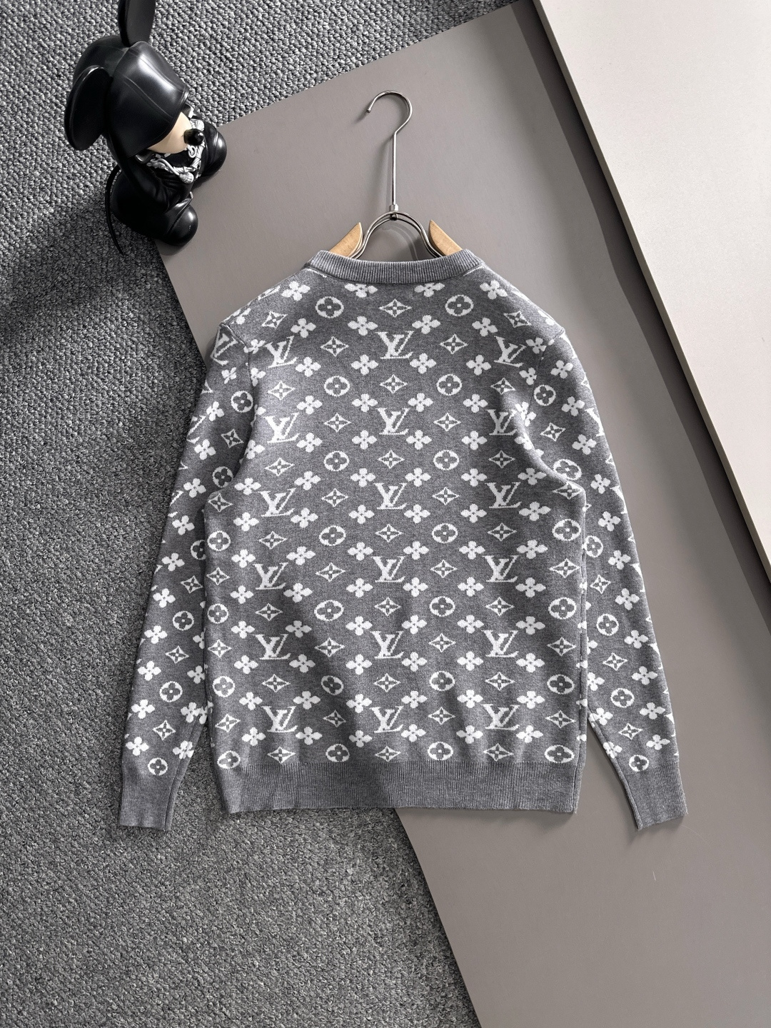 lv 2025秋冬新款羊毛毛衣 高品质意大利进口羊毛混纺面料，高密度针织，时尚百搭毛衣，帅气十足。经典L