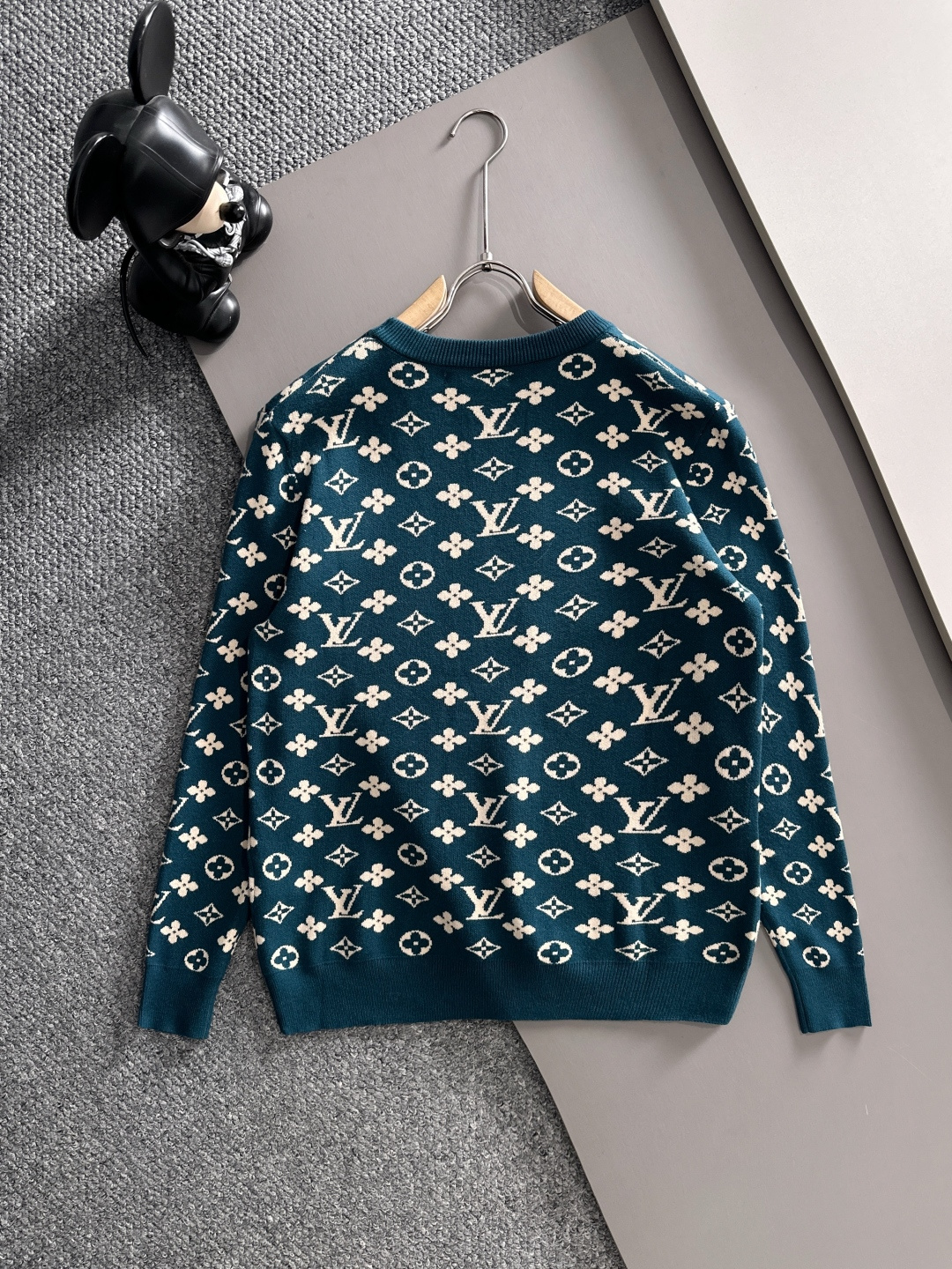 lv 2025秋冬新款羊毛毛衣 高品质意大利进口羊毛混纺面料，高密度针织，时尚百搭毛衣，帅气十足。经典L